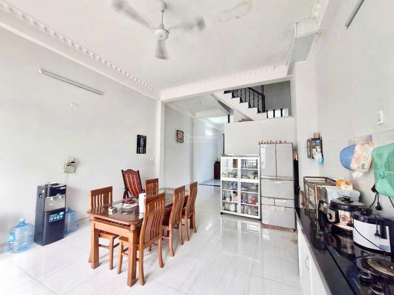 Bán nhà 3 tầng 130m2, đường Lê Văn Lương, cách Q.7 chỉ vài phút đi xe, giá 6 tỷ