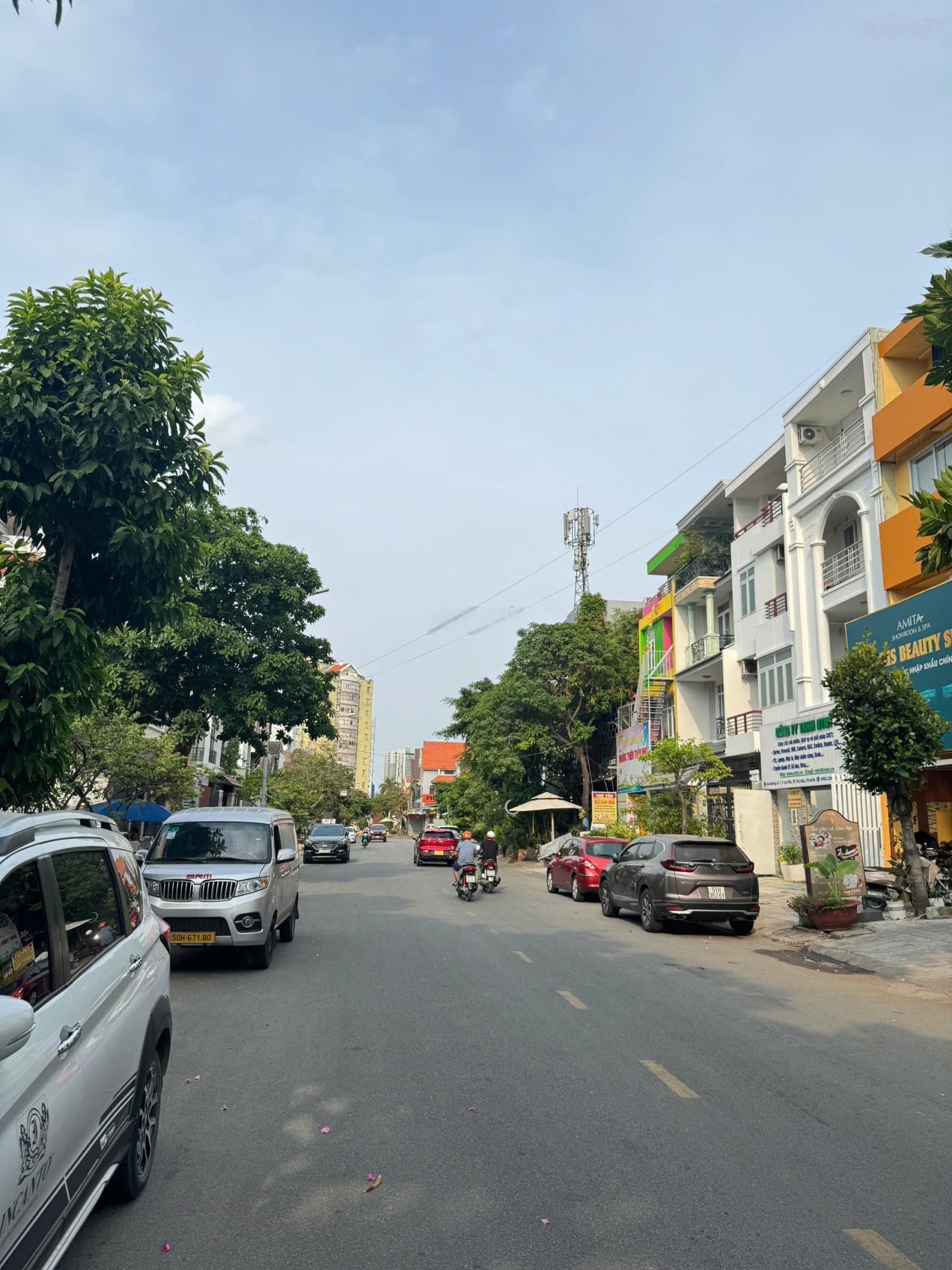 CHỈ 39 TỶ, Nhà Mặt Tiền đường số kế Quốc Hương, Xuân Thủy. DT(8x28m). CN:224m2, CTXD: Hầm 5 Tầng.