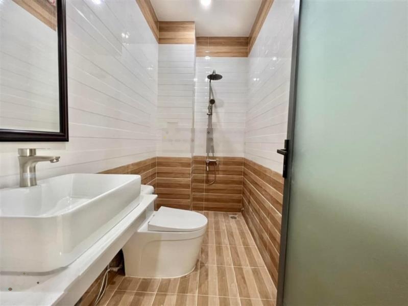 Sát MT Hà Huy Giáp. 4x16 nhà mới 5 tầng. 5PN. Hẻm 12m vỉa hè. 5.75 tỷ