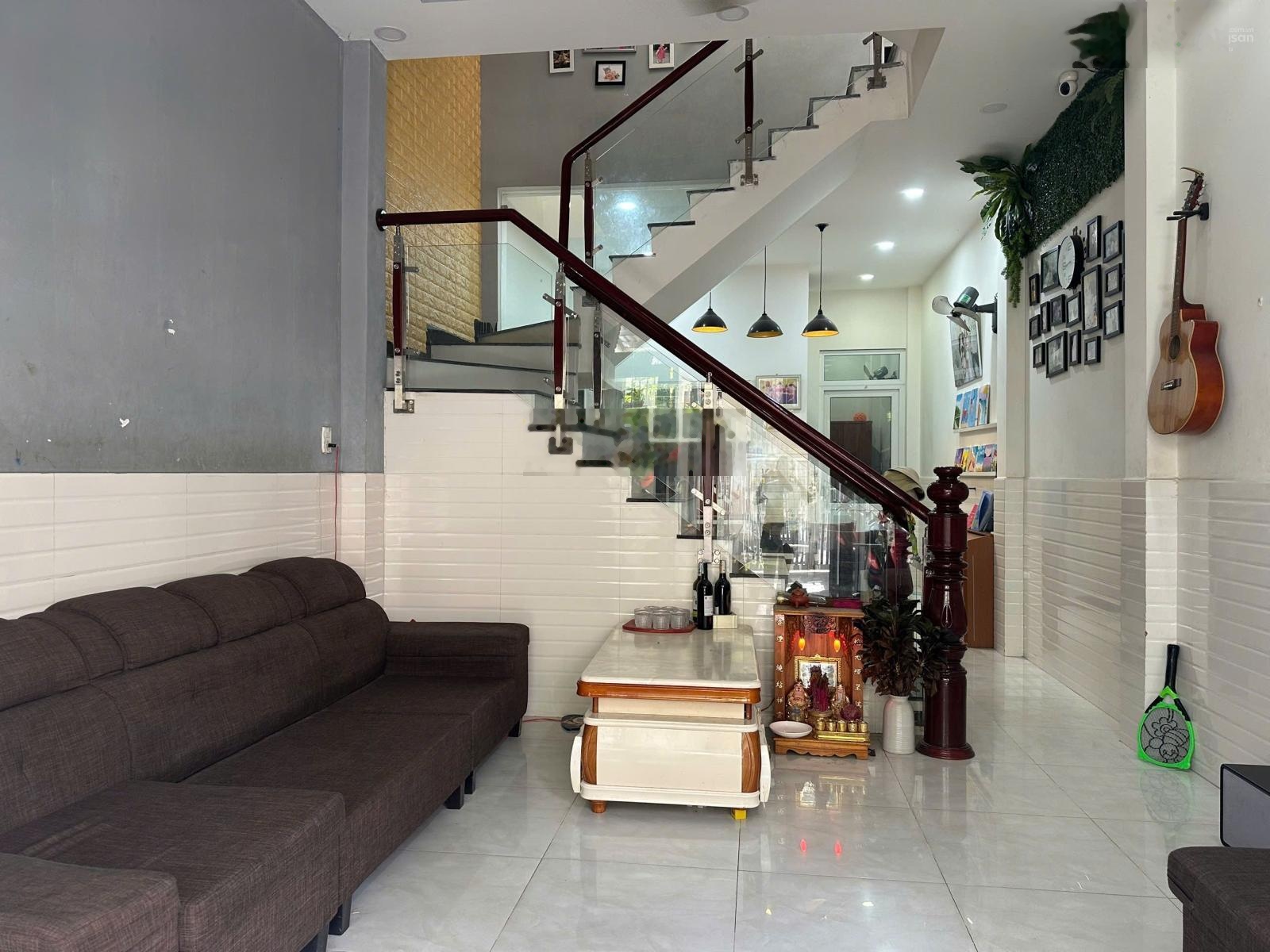 Bán nhà 2 tầng đường Nguyễn Bặc, Hòn Xện, Nha Trang DT: 72m2 ngang 4m. Hướng Tây Nam Nhà gồm 3pn
