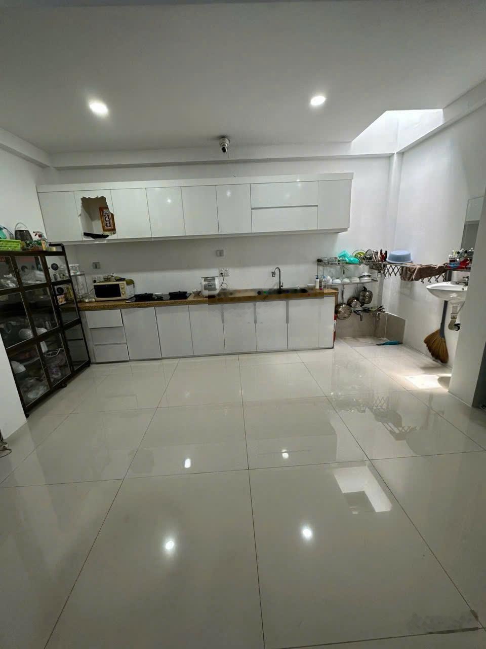 Bán nhà mặt tiền Lê Thị Riêng, 3 lầu, đối diện Ủy Ban Quận 12, lề đường siêu rộng để kinh doanh