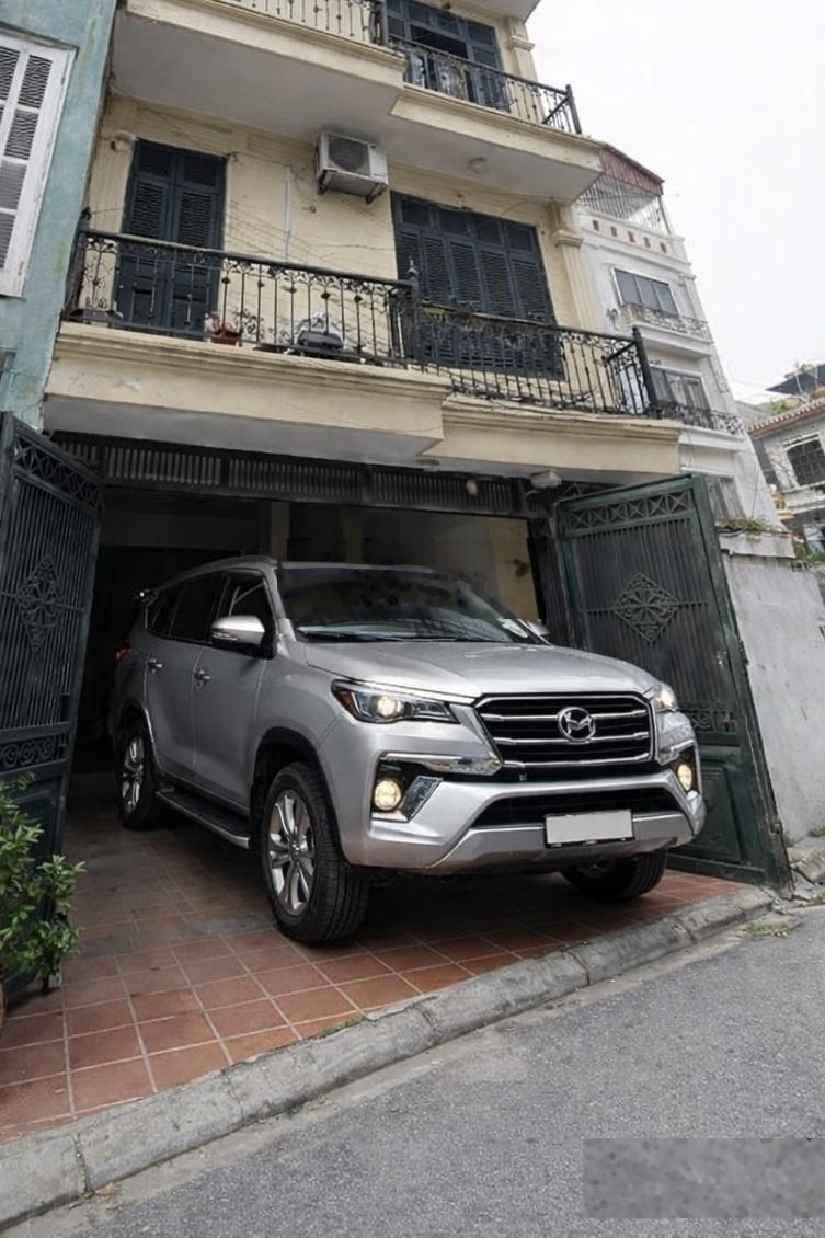Hàng hiếm Nguyễn Văn Cừ - Ô tô đỗ cửa - Thang máy Diện tích: 52.6m2 | Mặt tiền: 5.9m.