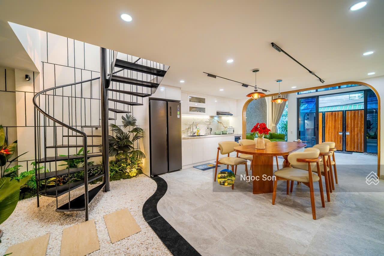 Siêu phẩm Villa đẹp cách biển Sơn Trà Đà Nẵng 350m. Doanh thu 50 tr/tháng.