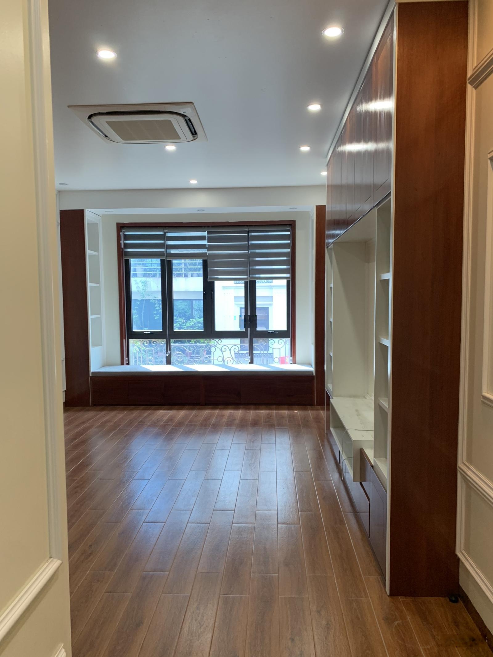 Cho thuê nhà Nguyễn Xiển - Khương Đình, DT 80m*5 tầng, có thang máy, giá thuê 25tr/th