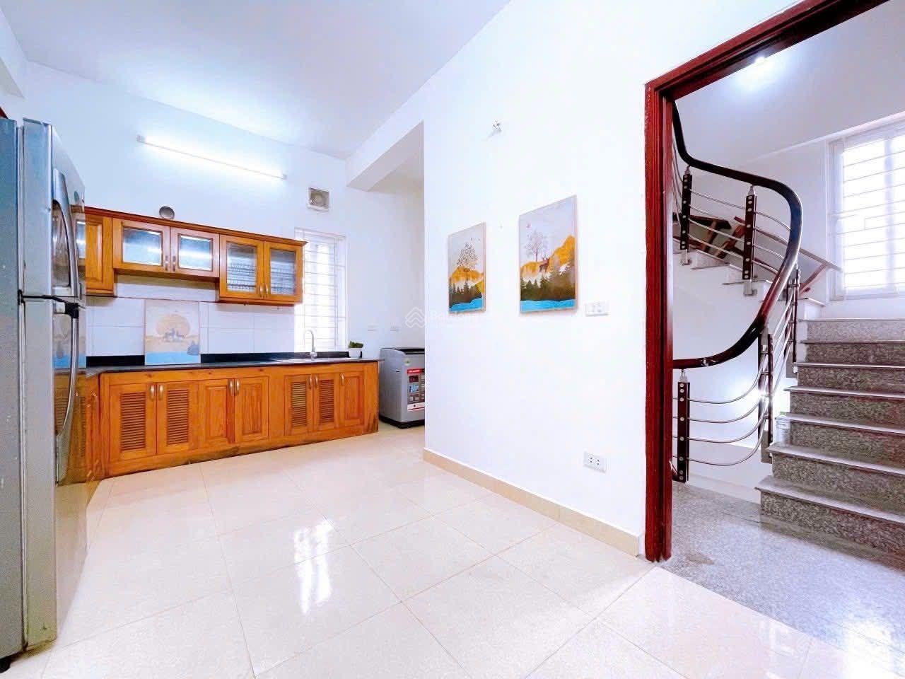 Ko fai mơ! Bán nhà phân lô ngõ thông oto Hoàng Quốc Việt DT 65m2, 5 tầng MT 5m, giá 20 tỷ còn lùi