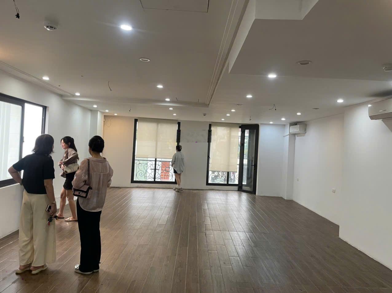 Cho thuê nhà mặt phố Hoa Lư: DT 90m2 x 6 tầng, MT 10m, nhà mới, thang máy, giá 60 tr/th