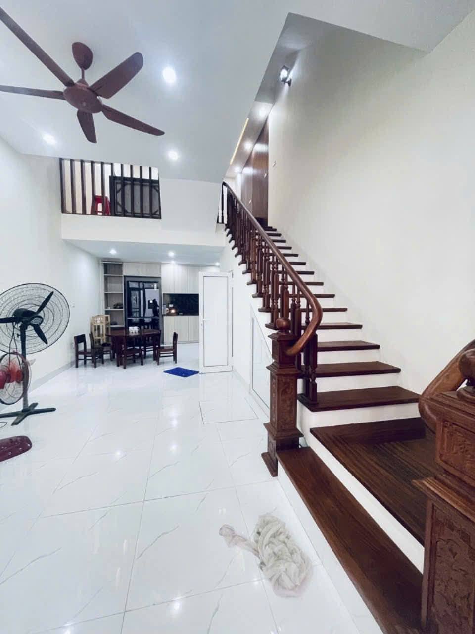 Bán nhà Sài Đồng, dân xây, 40m2, cách 2 nhà ra phố, xe ô tô 4 chỗ đỗ cửa, giá 8 tỷ