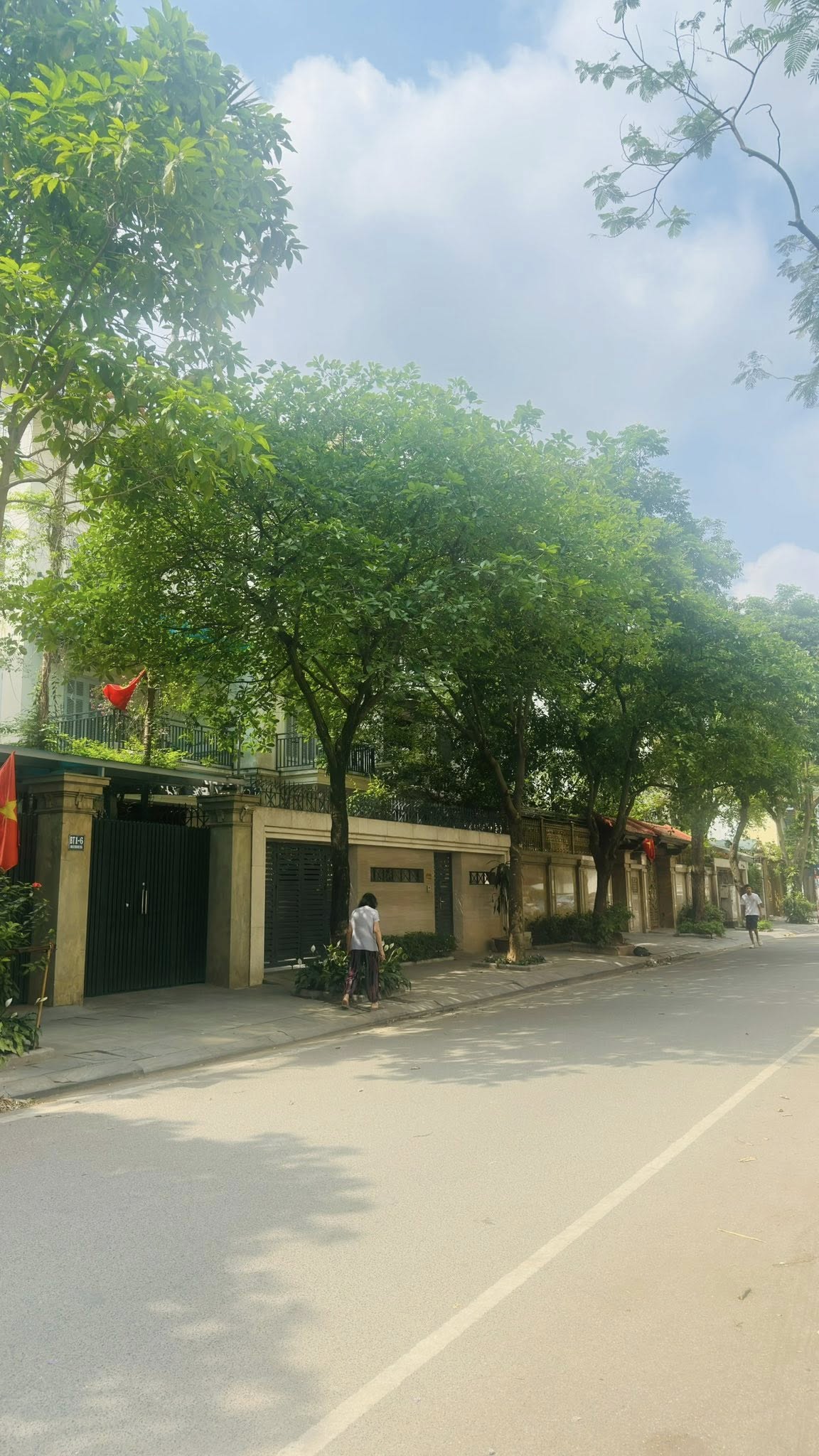 Nhà phân lô, 5 tầng, kinh doanh, gara ô tô trong nhà, trước nhà ô tô tránh, phố Khuất Duy Tiến
