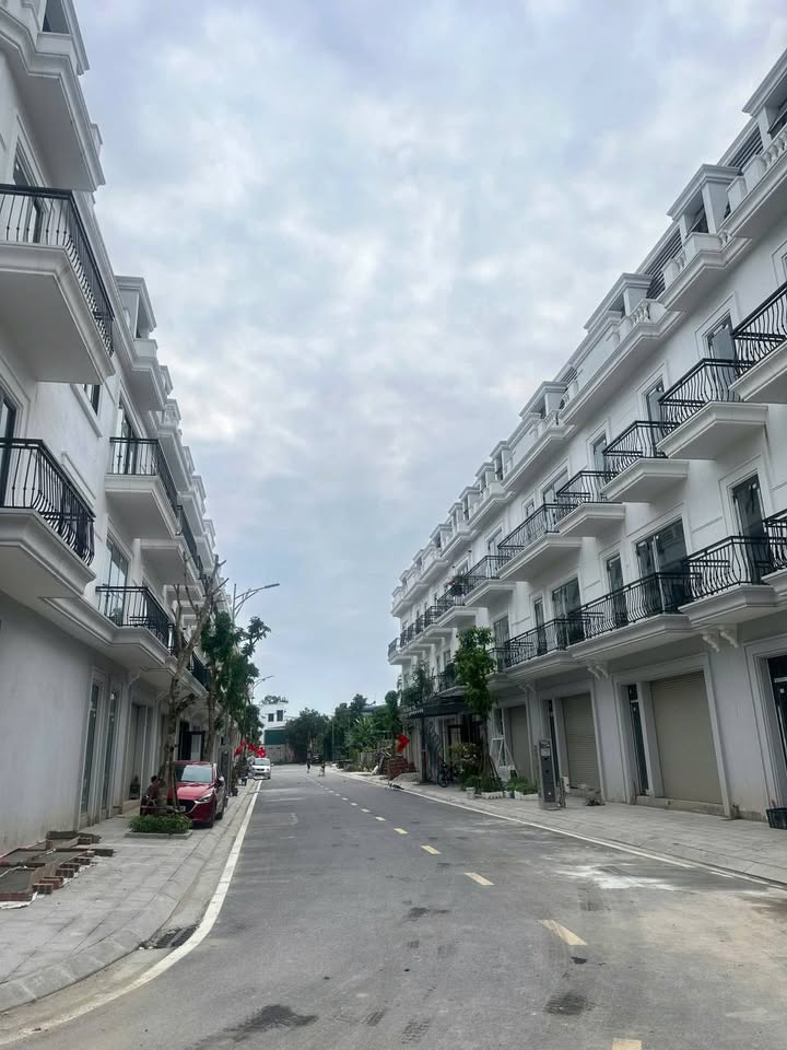 Nhà 4 tầng xây thô Hồ Sen 90m2, mặt tiền 5m, đường 20m vỉa hè 5m