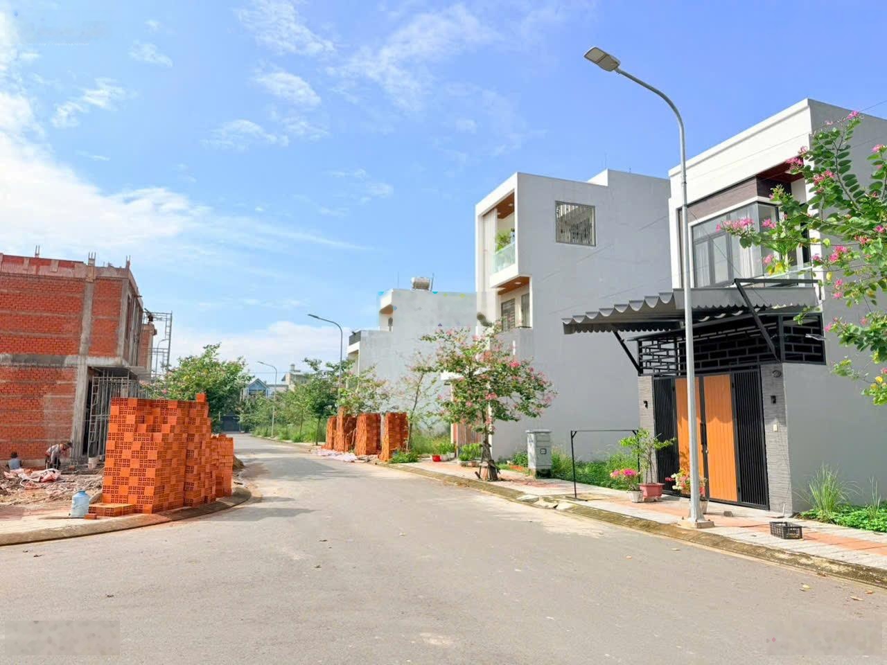 Bán đất đường E2 phường Trấn Biên (Bửu Long cũ). DT: 4,2x17,9=75,2m2. Giá: 3tỷ650 bớt lộc