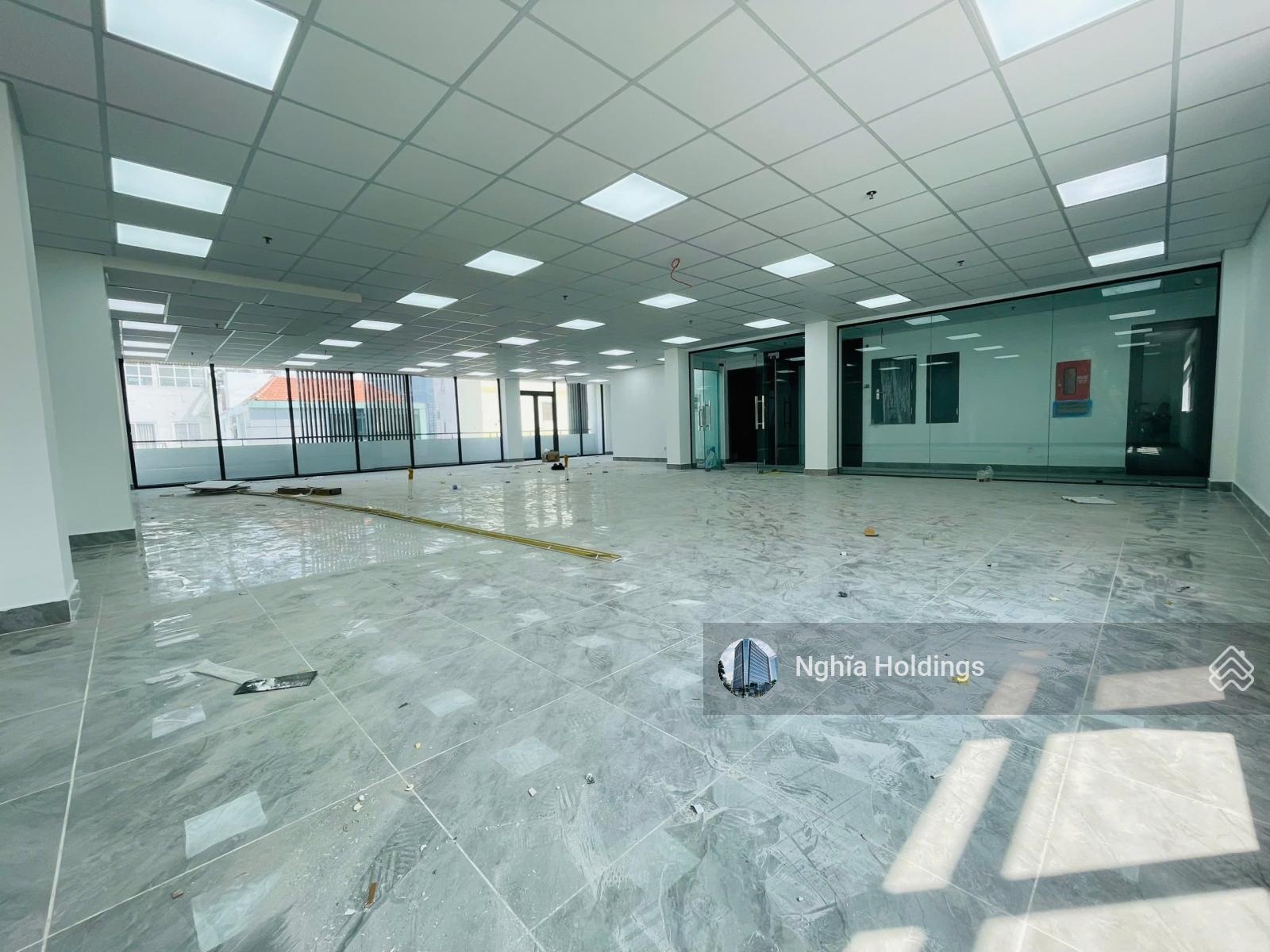 Cho thuê tòa nhà mặt tiền khu sân bay 10x20m hầm 5 tầng - giá tốt