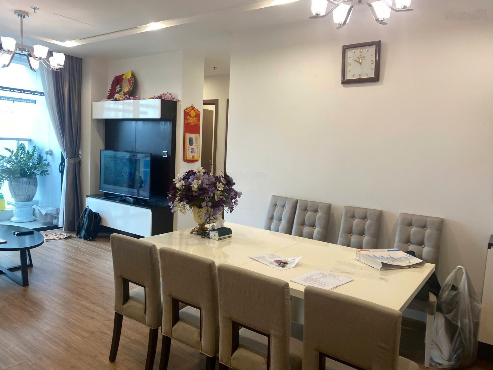 HOT! Cho thuê căn hộ 2 PN tại Vinhomes Metropolis Liễu Giai: 80m2, full nội thất, view vườn hoa.