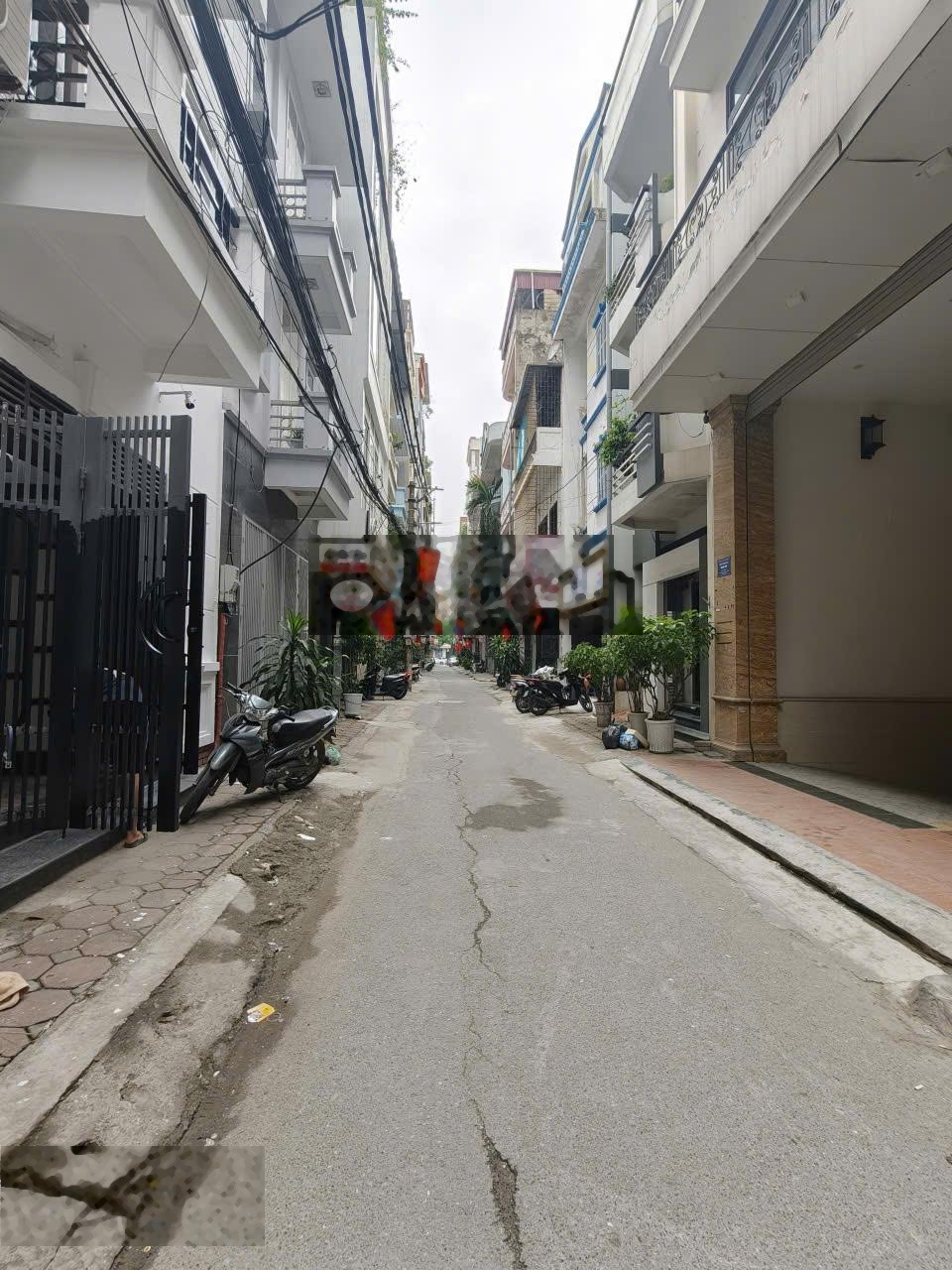 Cho thuê nhà mặt ngõ Trung Kính. DT 70m2, MT 5,2m.