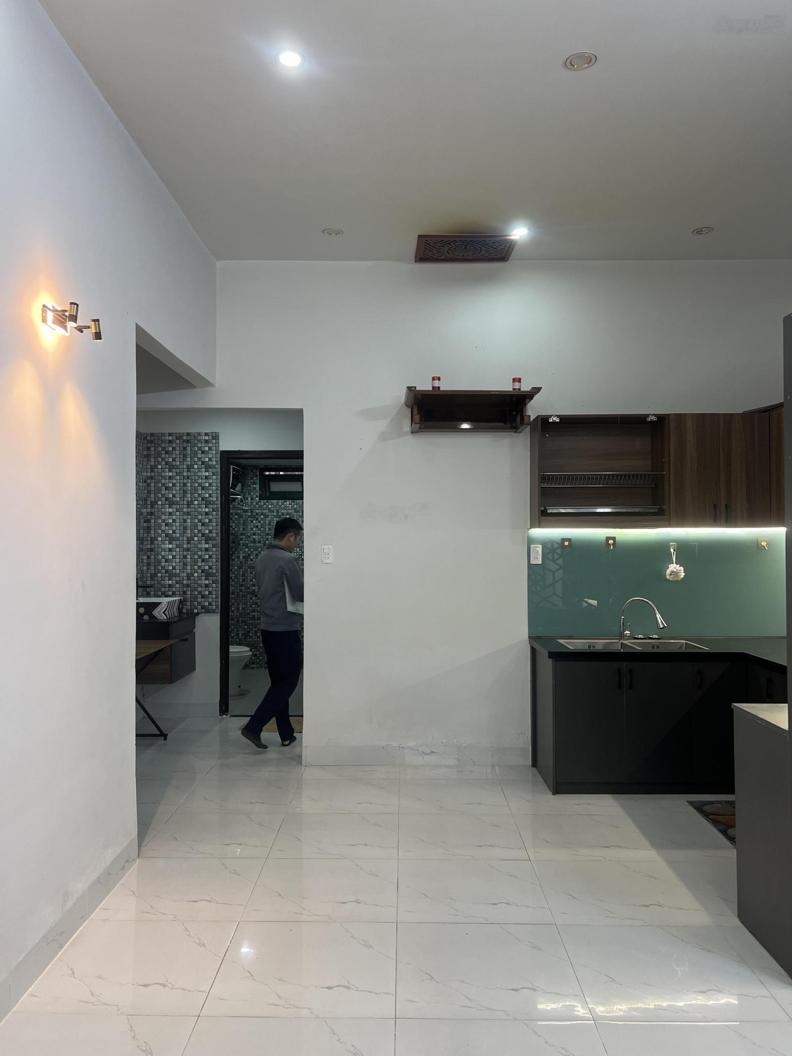 Cần bán nhà cấp 4 đường Nguyễn Văn Linh có lề 1m5, gần sân bay trục đường chính qua biển Mỹ Khê