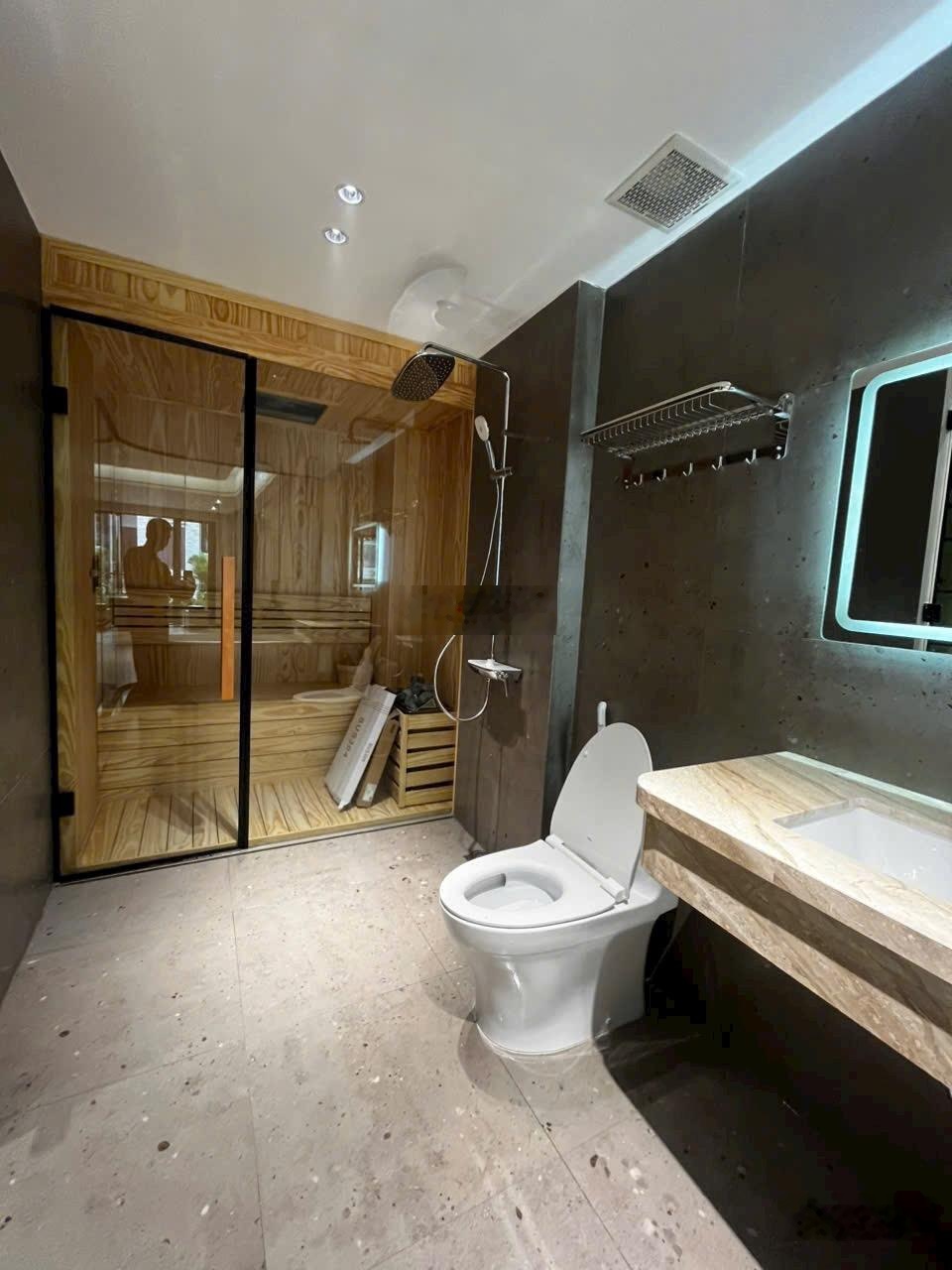 BÁN NHÀ NGUYỄN SƠN,NGUYÊN. VĂN CỪ. DT 95m2,Xây Mới 8 Tầng Thang Máy,FuLl Nội Thất,Giá Đầu Tư.