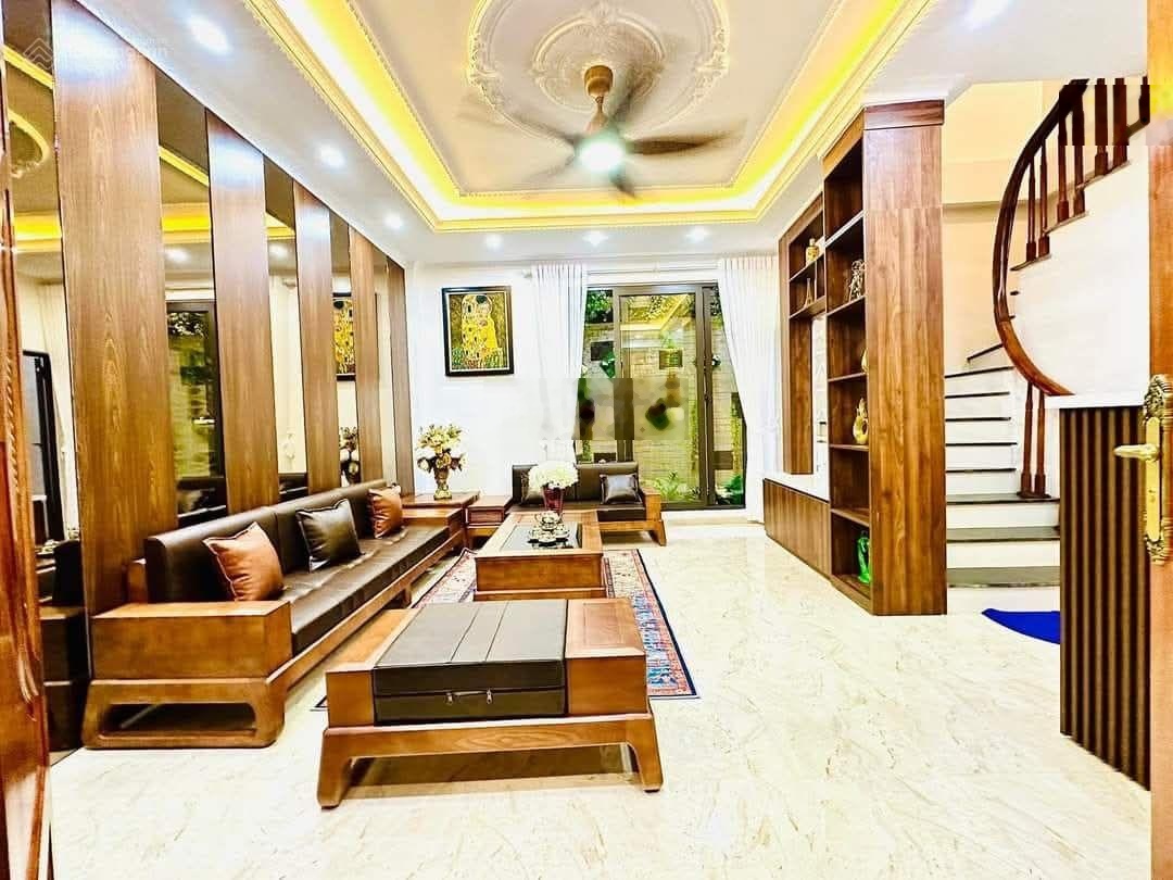 Hiếm phố Ngọc Khánh ô tô đỗ cổng 3 bước ra phố 50m2 chỉ 9.4 tỷ