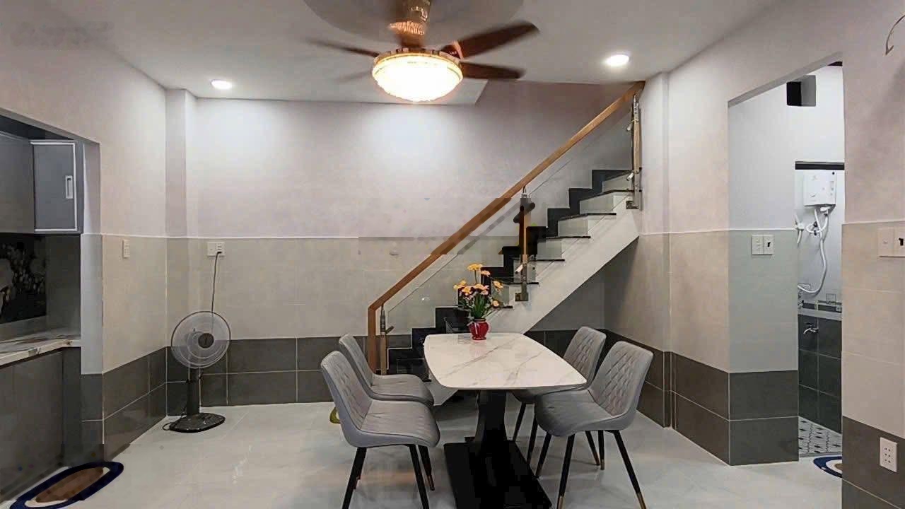 Nhà bán ngay mặt tiền đường Hoài Thanh Quận 8 - xe hơi ra vô thoải mái