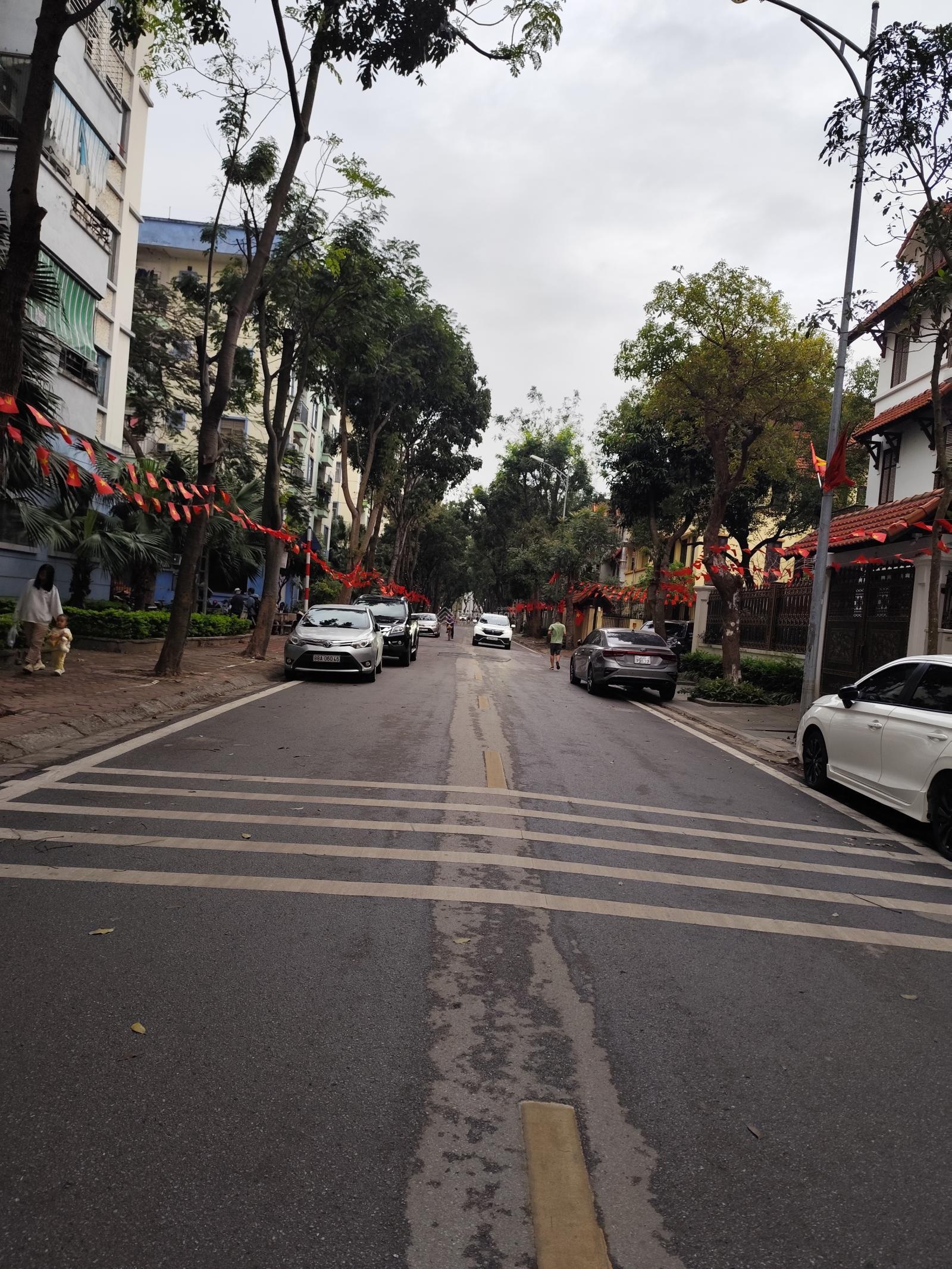 Bán biệt thự khu đô thị Việt Hưng 200m², MT 11m, 4 tầng vỉa hè, ôtô tránh, giá 56 tỷ