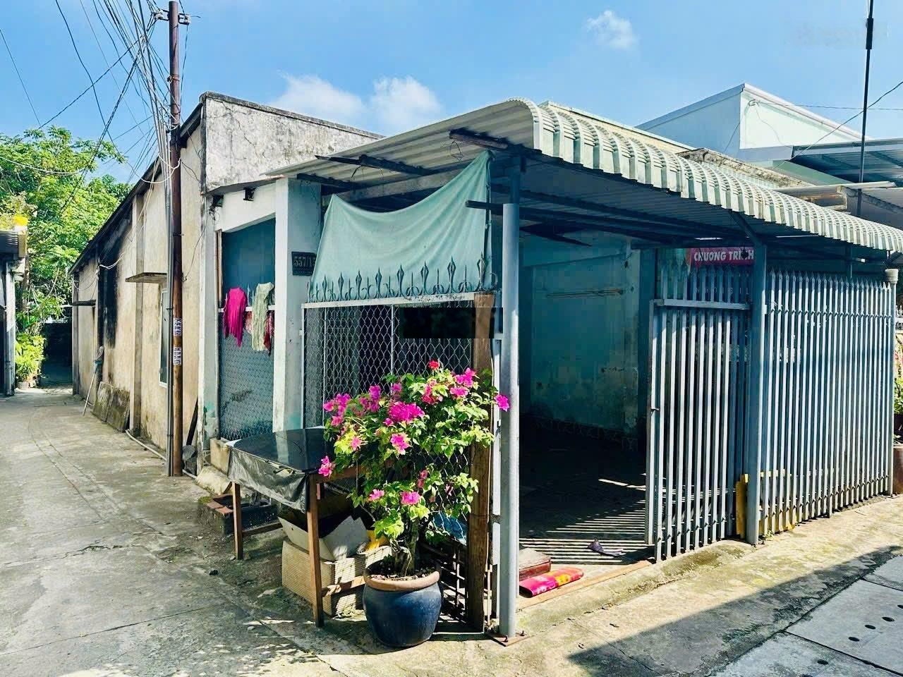 Bán đất tặng kèm căn nhà, 1 sẹc CMT8 thông qua Phan Đình Giót