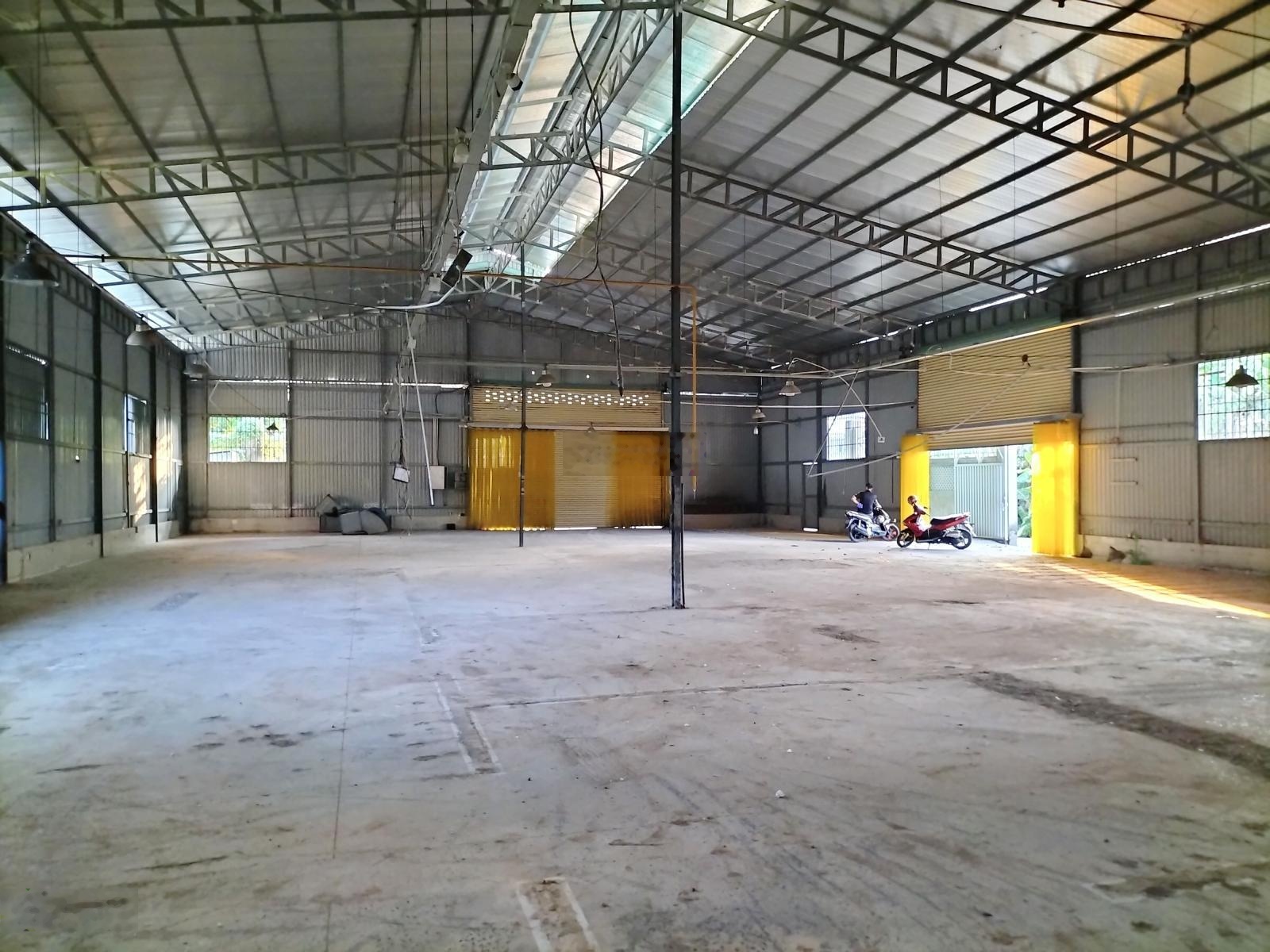 Cho thuê xưởng 1000m2, 50 triệu/th đường Nguyễn Duy Trinh, gần vòng xoay Phú Hữu, Quận 9