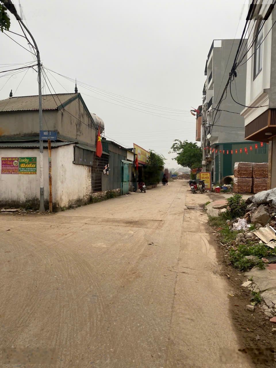 Nhà mặt tiền đường view hồ điều hòa, nhìn vào cổng trường cấp 1 Đông La không có căn thứ 2 đẹp hơn