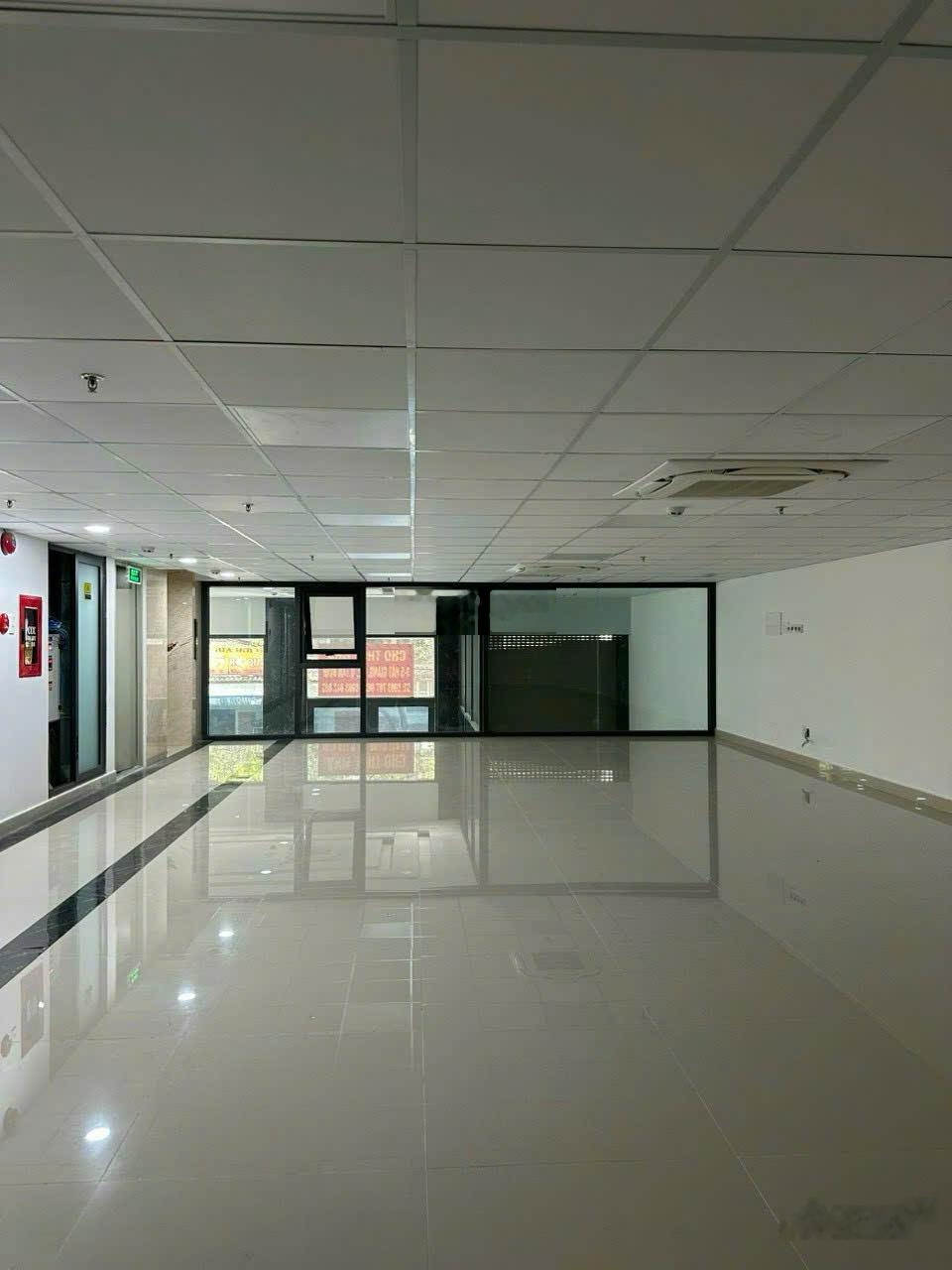Tòa nhà mặt tiền đường Huỳnh Văn Bánh diện tích: 10x23m hầm 6 tầng cho thuê