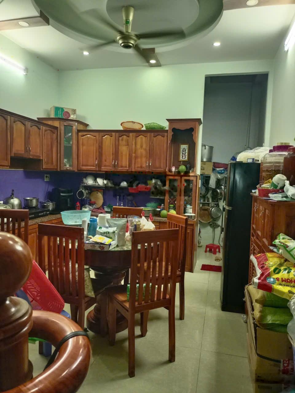 Nhà 4 tầng, ngay Đình Phong Phú, DT 4x15 (60m2), xe hơi ngủ trong nhà