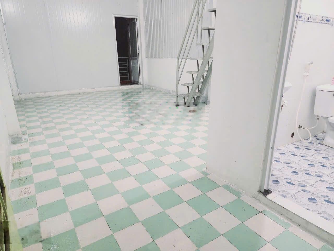 Cho thuê phòng có ban công thoáng mát nhìn ra công viên cư xá bà điểm gần bến xe an sương 2.3tr