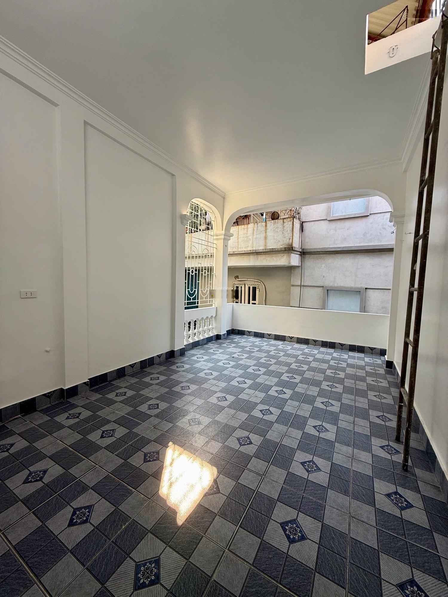 Tôi bán gấp nhà phố tôn thất tùng trường chinh đống đa dt40m2 x 5 tầng mt 4m cách ô tô 30m 8,5 tỷ
