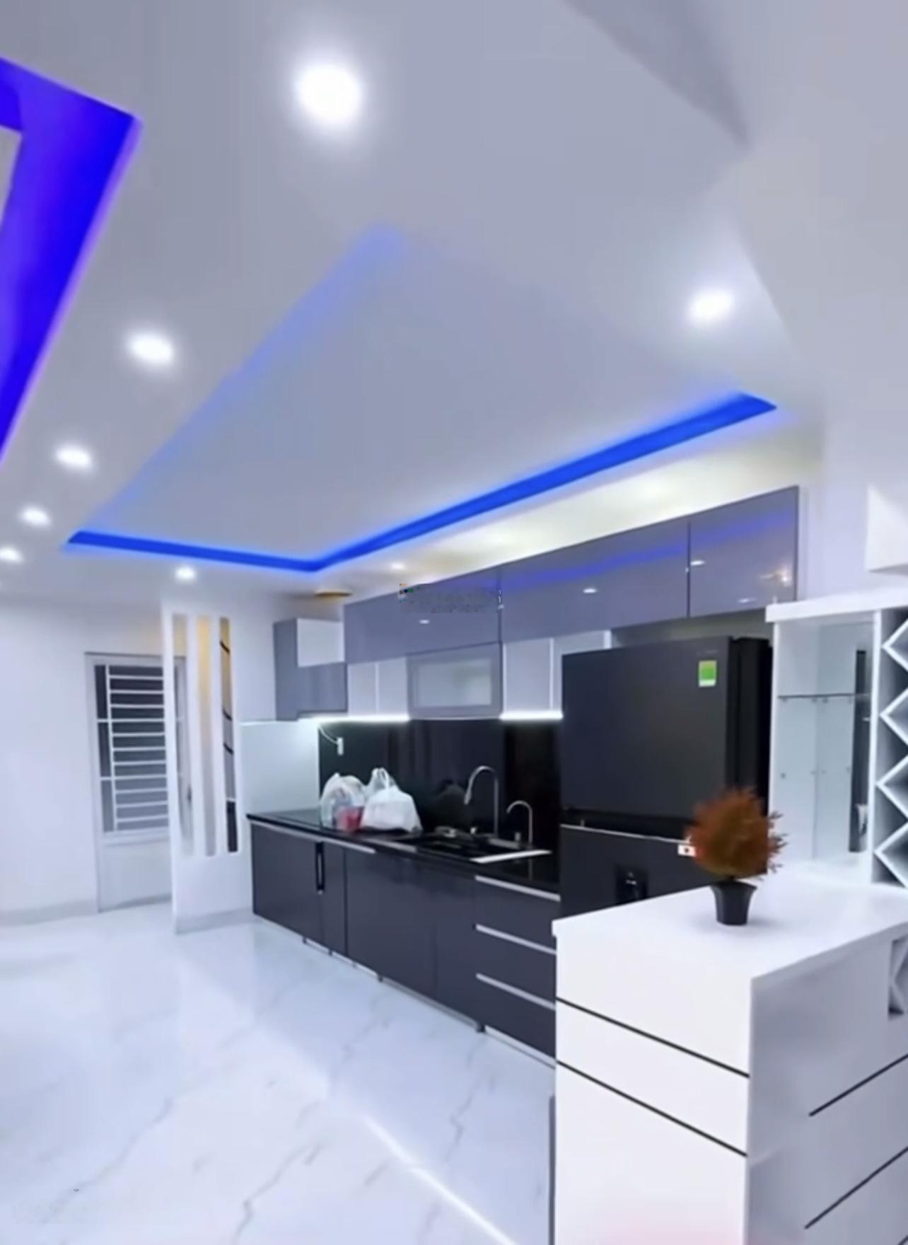 Bán gấp 990tr đường Bà Cả- Hưng Long- Căn 2 lầu (4,6x22,8) sát QL50 trước nhà có Bách Hoá Xanh