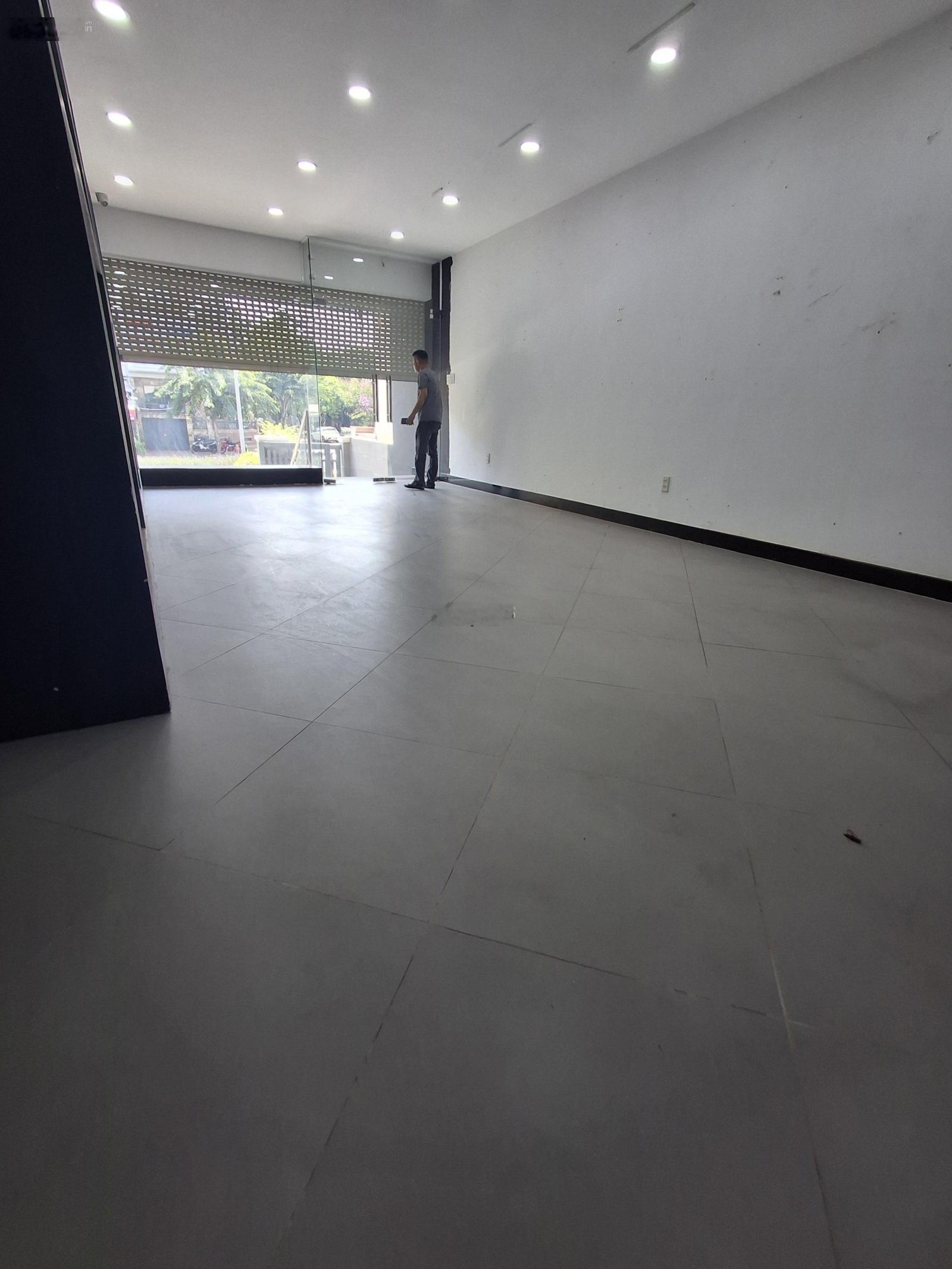 Cho thuê Văn phòng tầng trệt 5*20m tại Khu đô thị Him Lam Kênh Tẻ, 15 triệu.