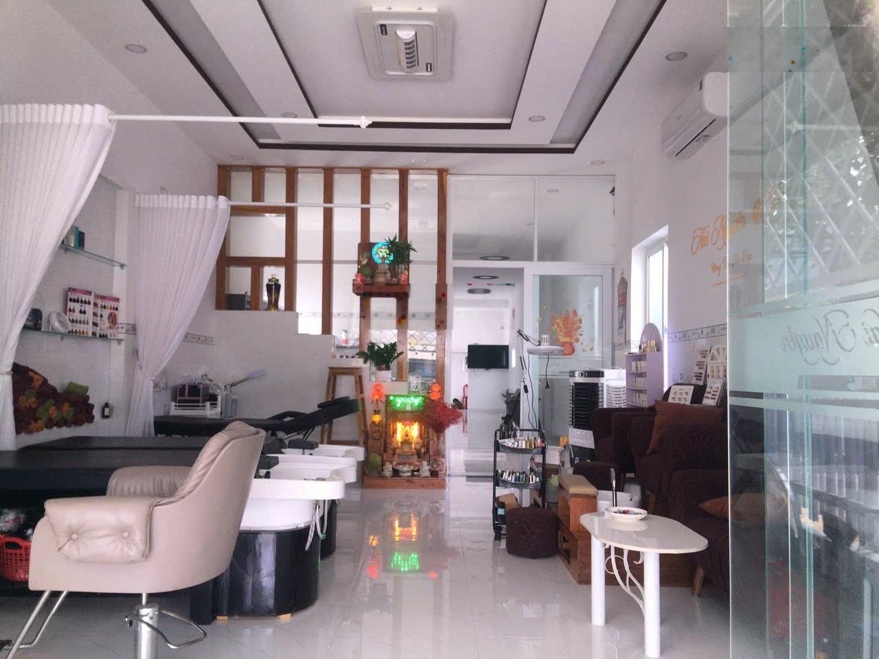 Căn nhà còn mới - vừa ở vừa kinh doanh rất thuận tiện vì nằm ngay khu đông dân cư