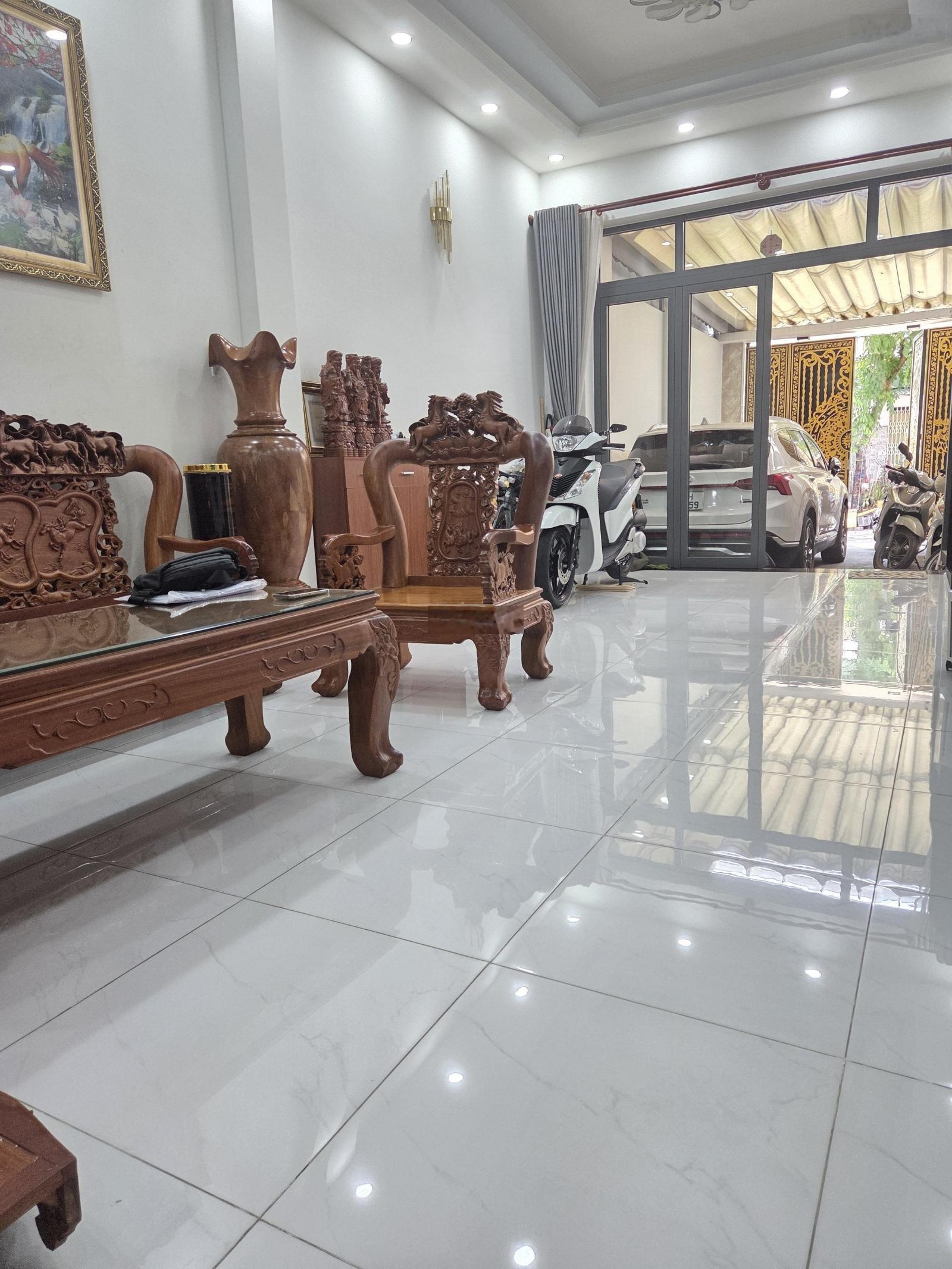 Nhà ngay gần chợ thủ đức - nhà 3 tầng -nhà mới đẹp - sổ hồng riêng hoàn công đầy đủ