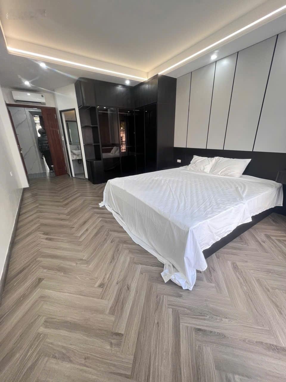 Hiếm! nhà hoàng văn thụ - ô tô vào nhà thang máy 40m chỉ 17.x tỷ full nội thất lh :0913406118