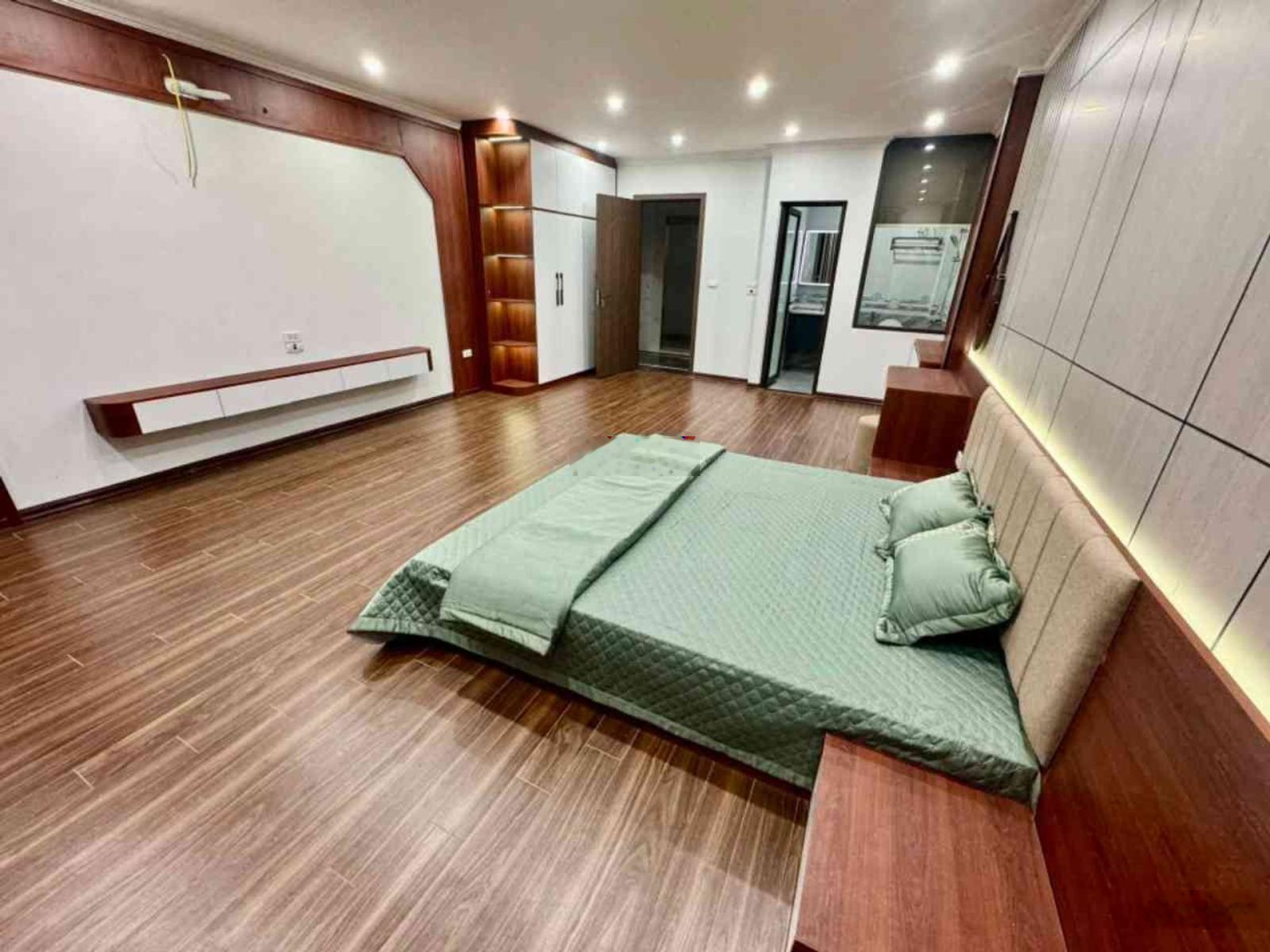 Nhà mình bán tại phố ngũ nhạc 52m 6 tầng mặt tiền 4.8m ô tô đỗ cửa nhà giá 14.4 tỷ hoàng mai