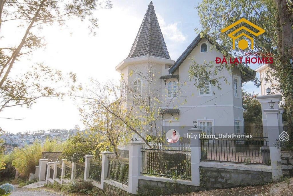 Bán biệt thự đường Nguyễn Trung Trực Đà Lạt, căn góc 2 mặt tiền đường chính view phố