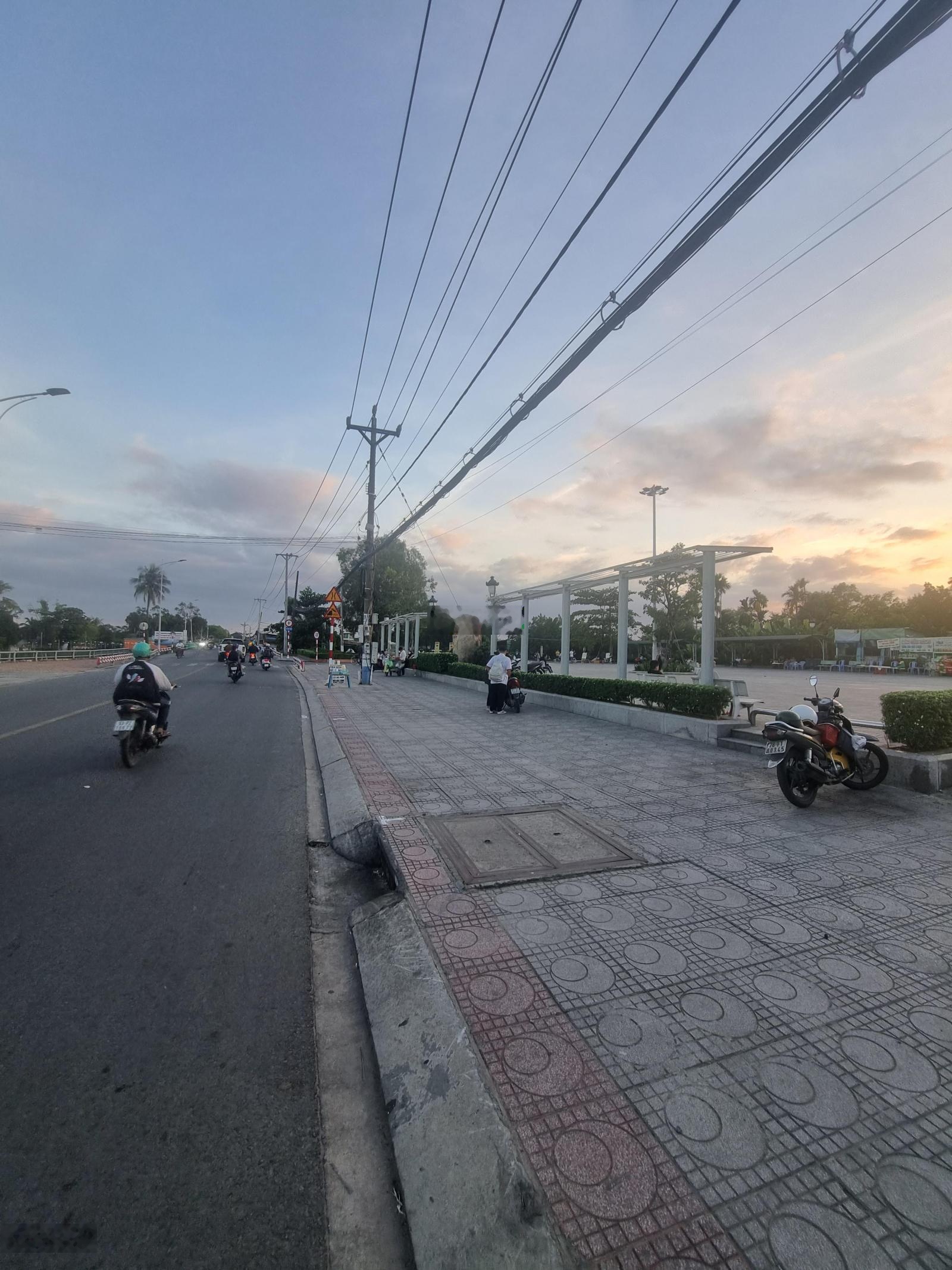 Nhà Lầu Mặt Tiền Nhựa gần Công Viên Bình Nhâm