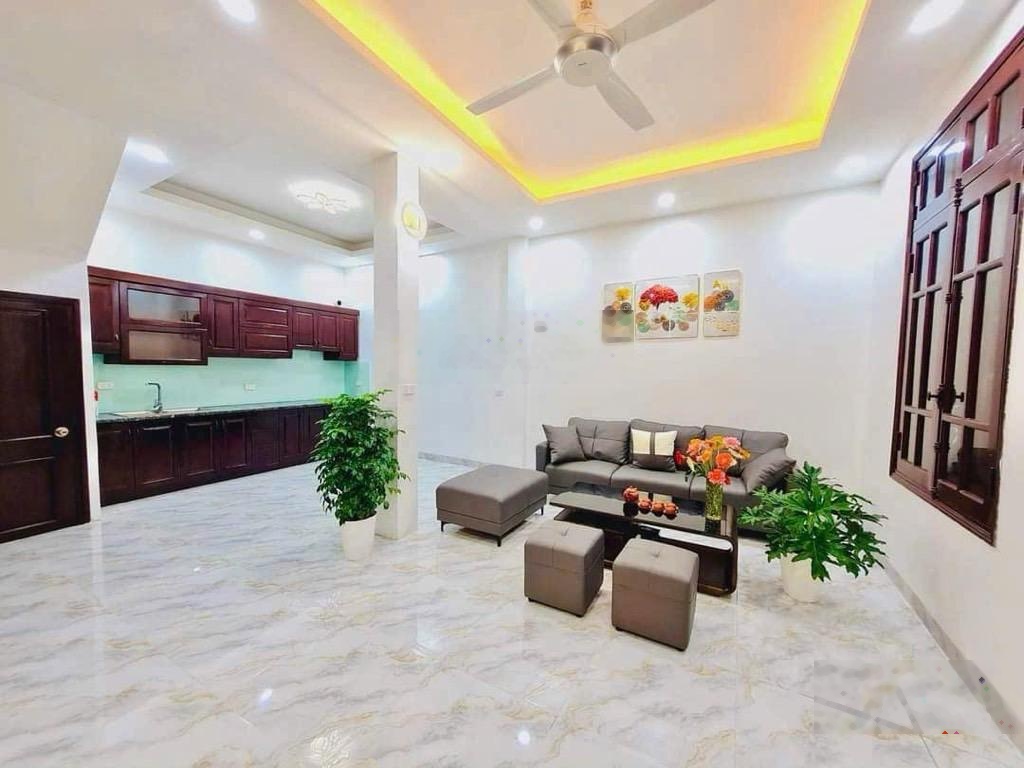 Bán Nhà tại Trần Thái Tông, ô tô đỗ cửa , 14 tỷ, 55 m2, 4PN, 4WC, giá siêu hời