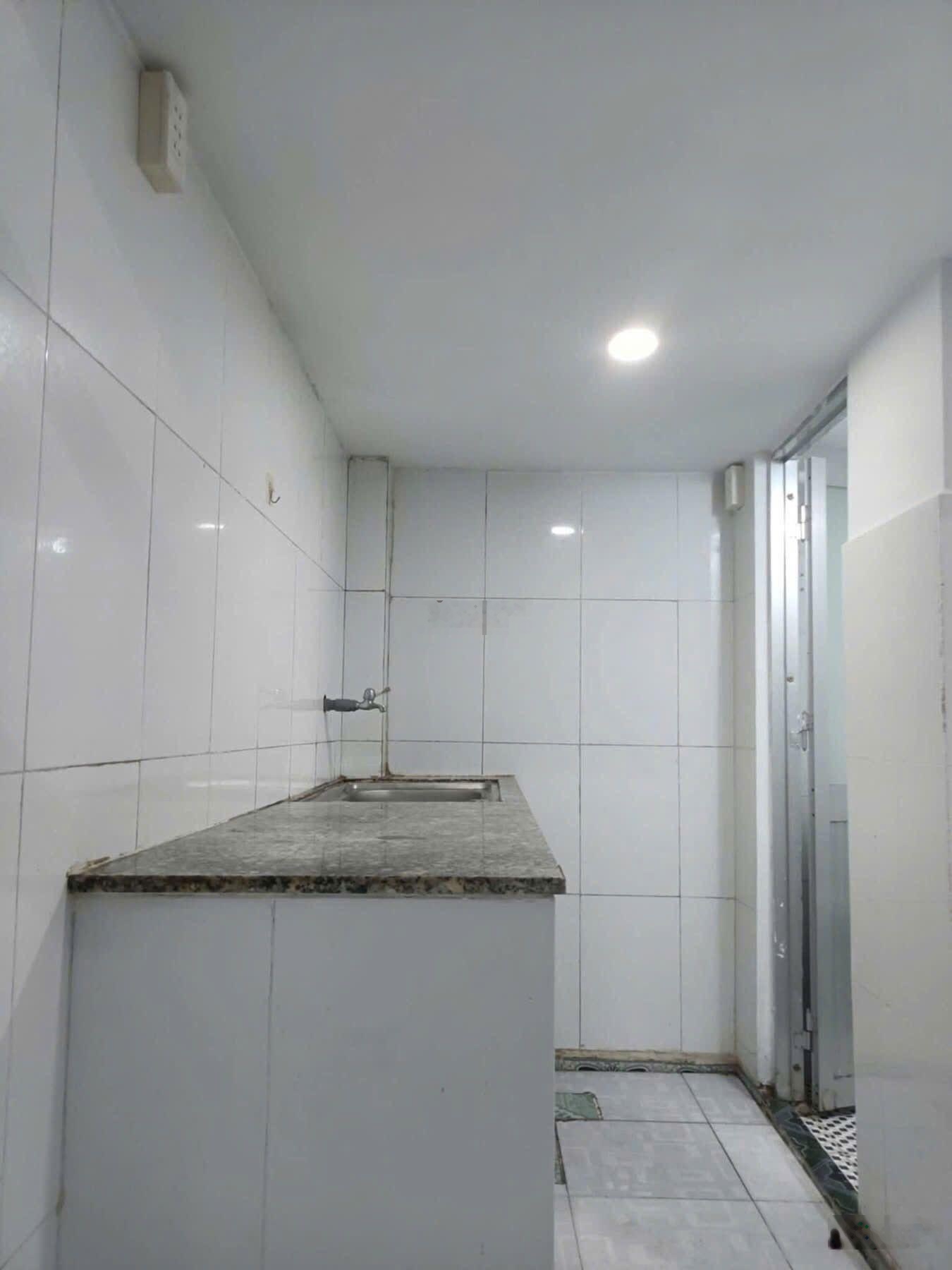 Bán nhà 3 tầng gần VINCOM Lê Văn Việt, DT: 7 x 24m (170m2 ) , thu nhâp 90 tr/th, chỉ 19,8 tỷ