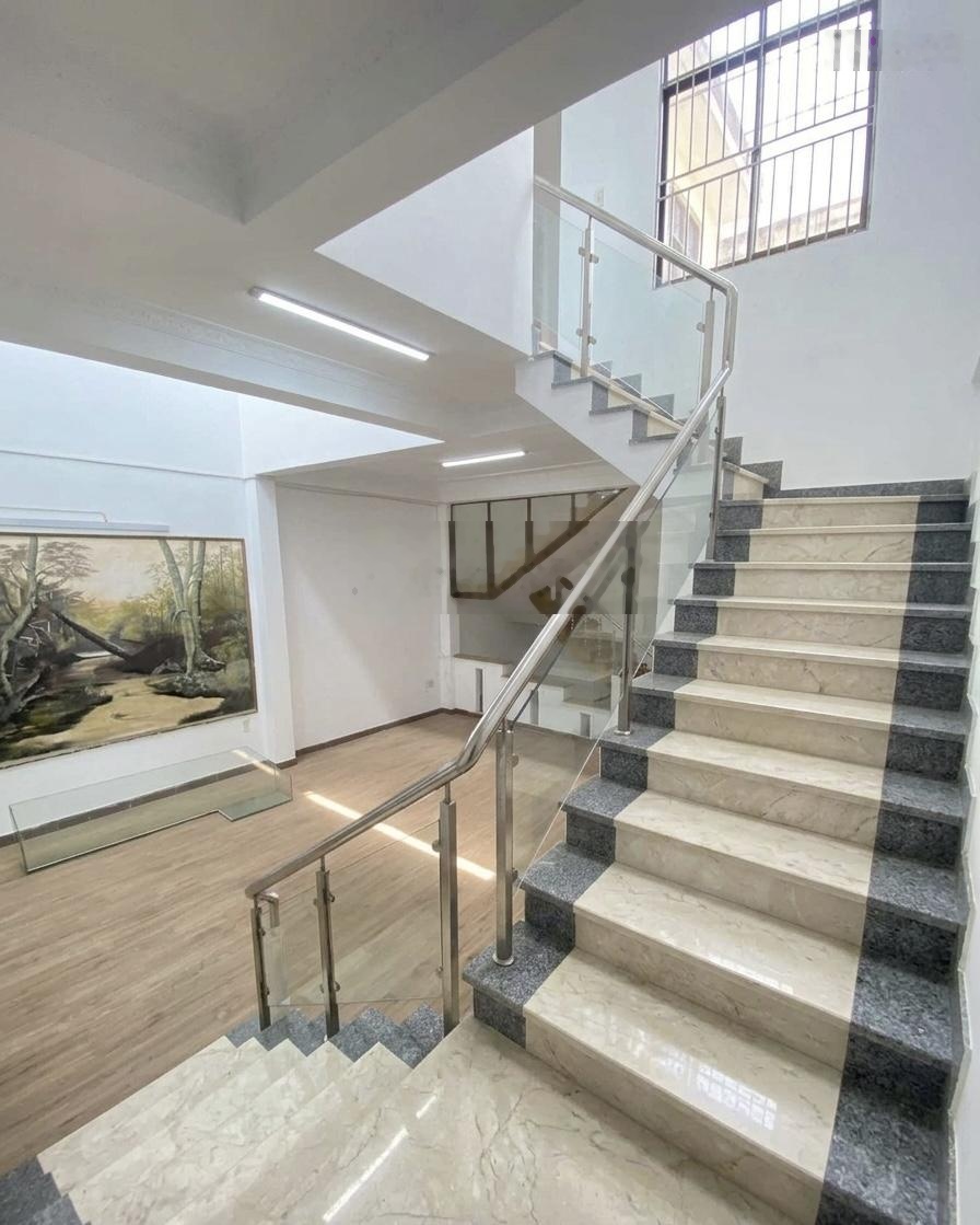 Nhà 3 tầng, 90m2, mặt tiền kinh doanh sầm uất, trung tâm hải châu.