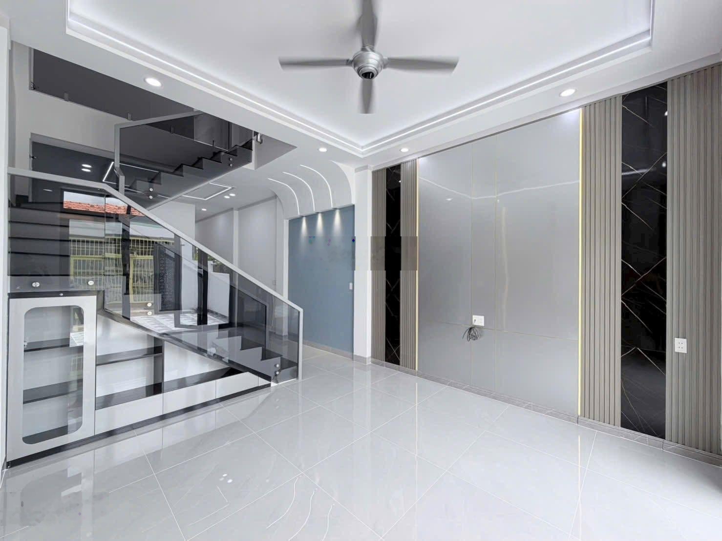 Chủ gửi bán căn nhà 1 lầu 1 trệt hoàn công gần chợ P. Tân Vạn sổ riêng, HT vay 70%, 3PN, có sân xe