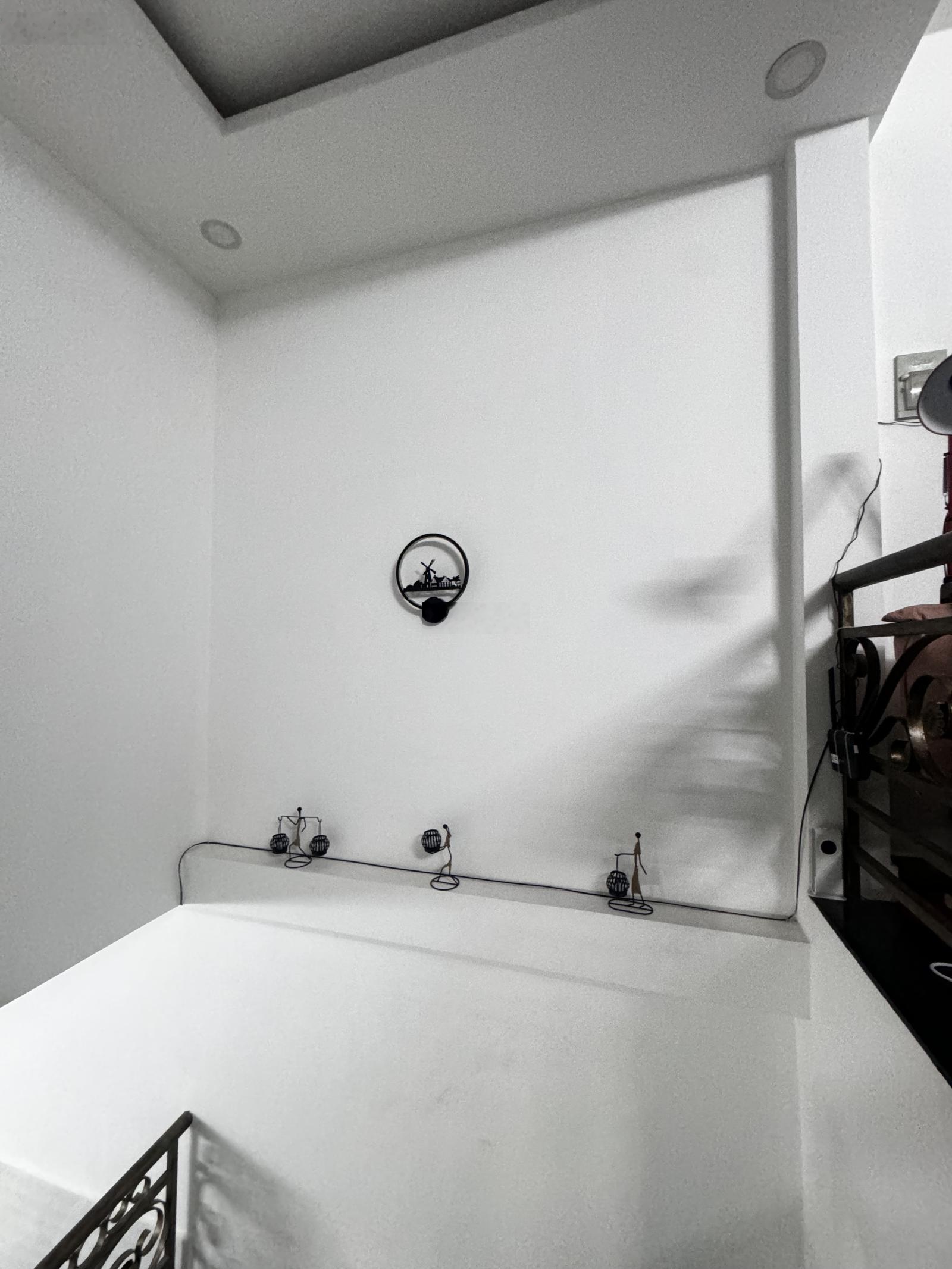 Nhà đẹp kiên cố nằm ngay trung tâm đường C3, đường trước nhà rộng 6 mét hai xe hơi tránh nhau