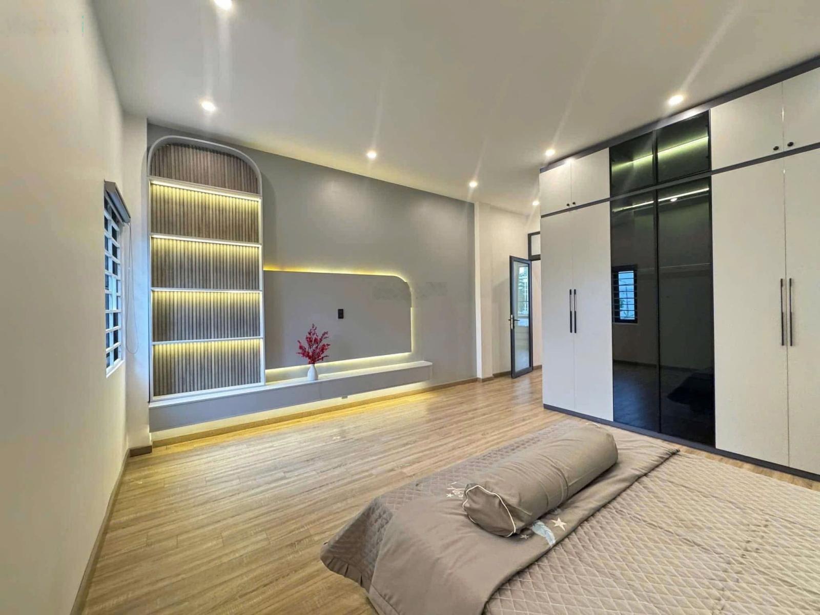 Cho thuê nhà 4 phòng ngủ, 3 tầng ở Hoà Xuân gần trung tâm thành phố