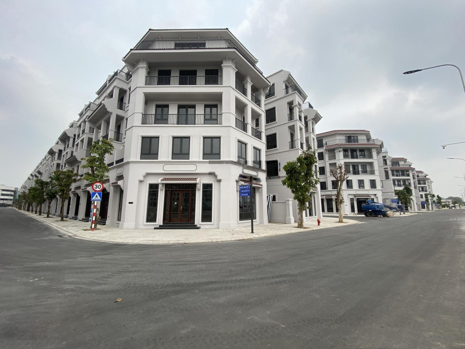 Bán nhà 3 tầng 100m. ô tô tránh vỉa.12,2 tỷ giá siêu hời. tại đông hội sát vinhome cổ loa.