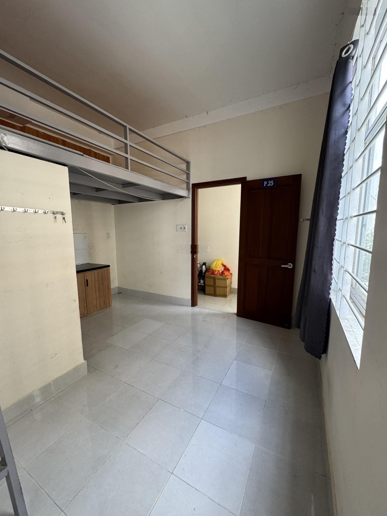Phòng 1135 Huỳnh Tấn Phát, sau chợ Phú Thuận. có máy lạnh cho thuê giá từ 3.8 - 4.5 triệu