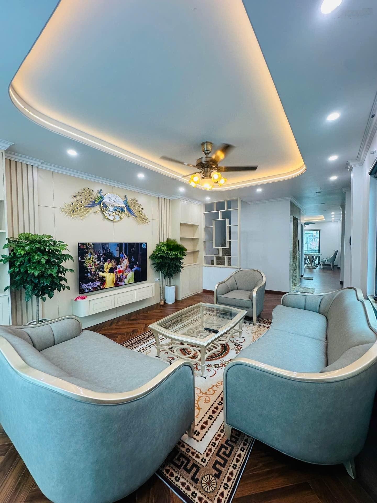 Nhà mặt ngõ hoàng quốc việt, 68m2, 7 tầng thang máy, lô góc 3 mặt ngõ, ngõ 6m, gara 7 chỗ