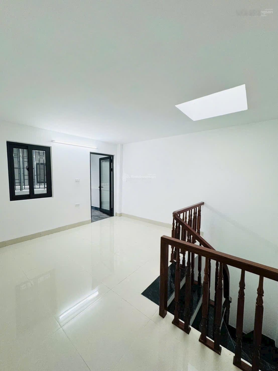 Cc cần bán căn nhà xây mới 5tầng ngọc thuỵ - full nội thất giá rẻ . oto đỗ cổng