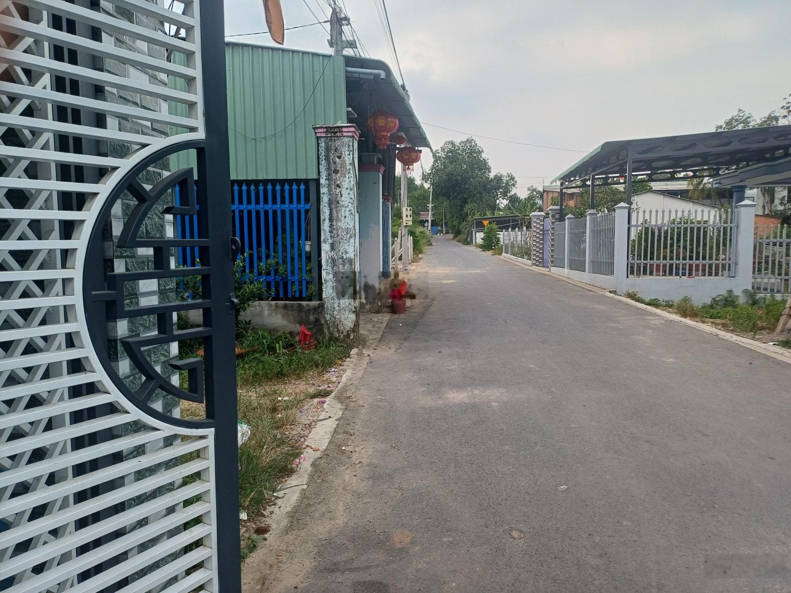 Cần bán gấp căn nhà cấp 4 hai mặt tiền 1P khách, 2P ngủ, 1p bếp và 1WC với DT 6x44m (100TC)