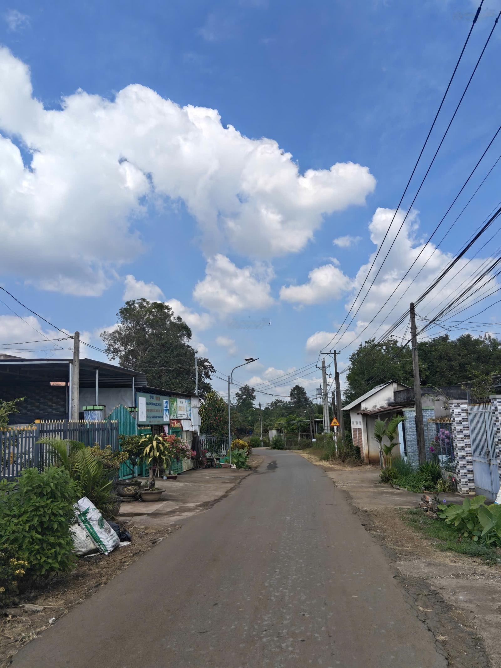 Bán 180m2 đất mặt tiền nhựa, sổ riêng thổ cư, view núi Chứa Chan, Phường Xuân Lộc, Đồng Nai