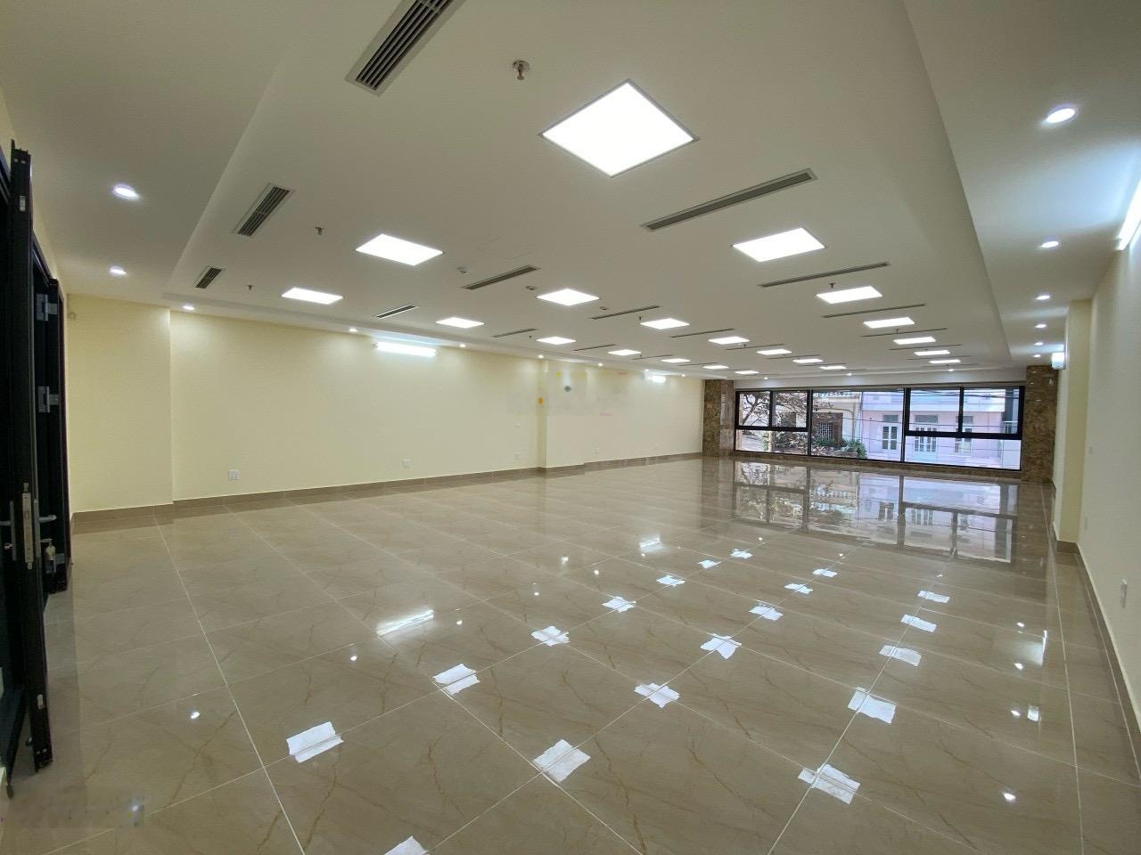 Cho thuê nhà MP Trung Hoà - Vũ Phạm Hàm - Cầu Giấy. DT: 150m2 9 tầng nổi, 1 hầm giá 140tr/th